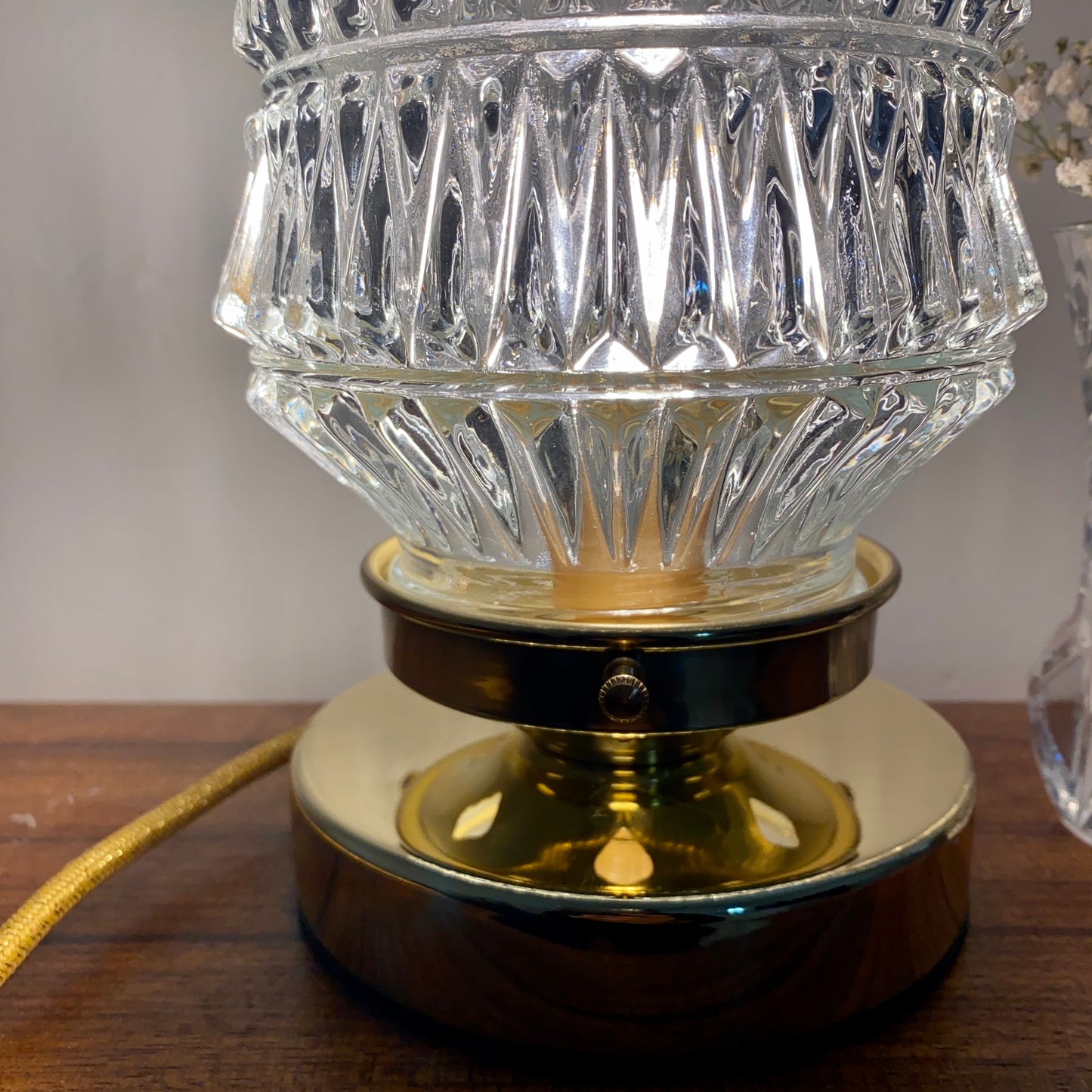 Lampe à poser globe vintage en verre moulé