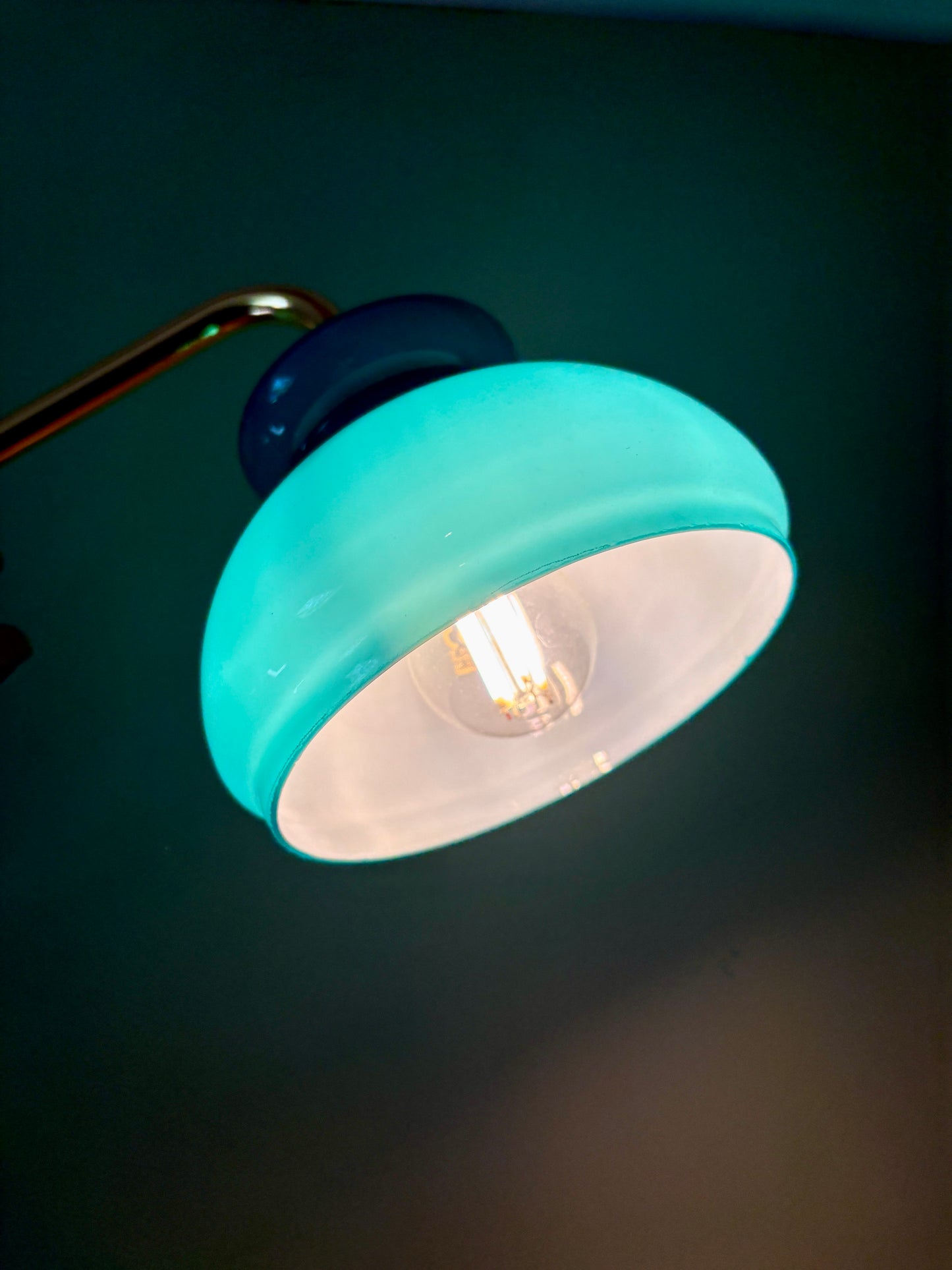 Applique coudée globe vintage en opaline bleue