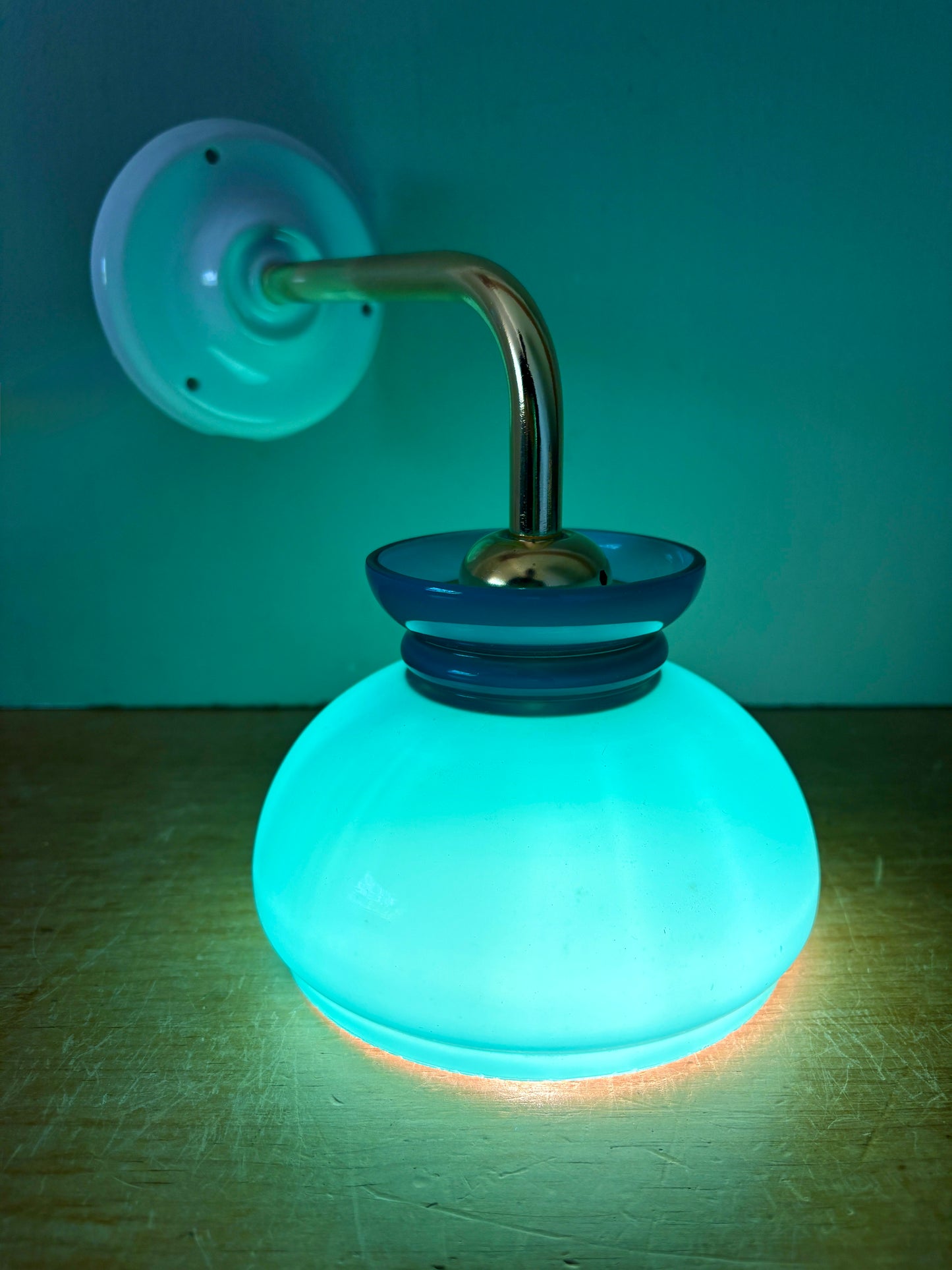 Applique coudée globe vintage en opaline bleue