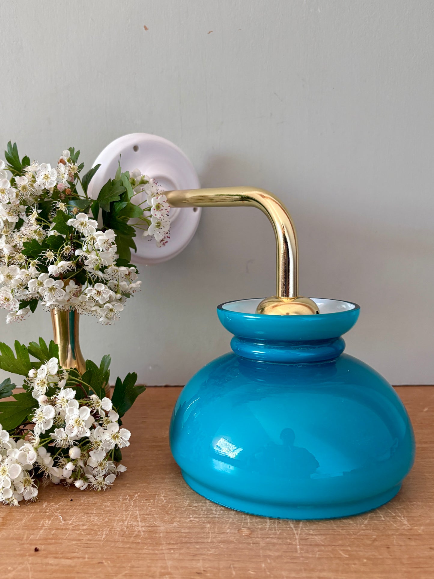 Applique coudée globe vintage en opaline bleue