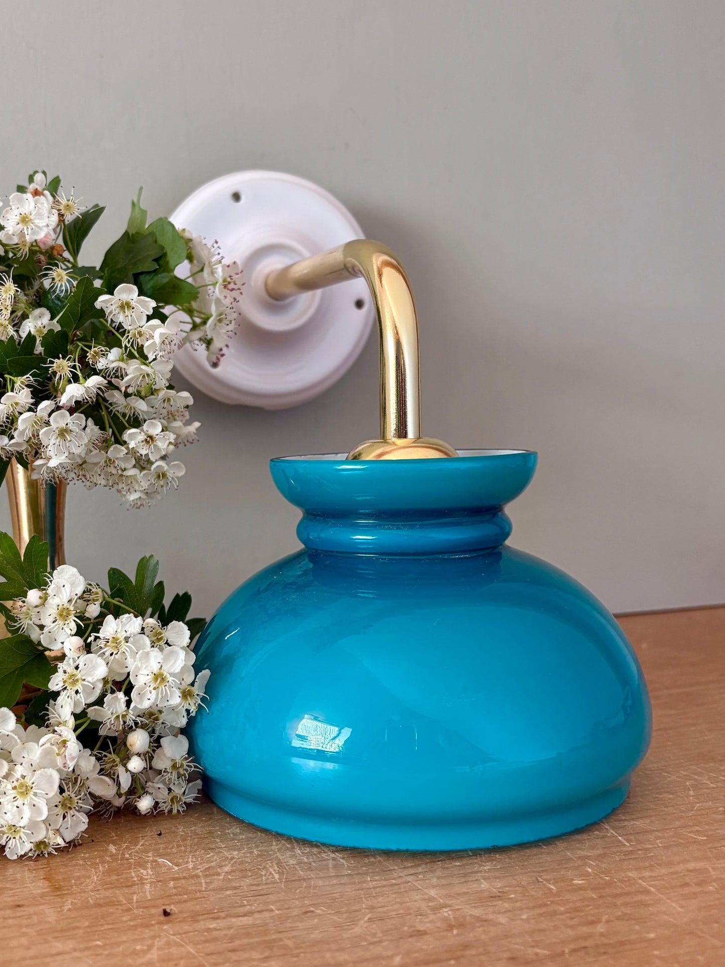 Applique coudée globe vintage en opaline bleue