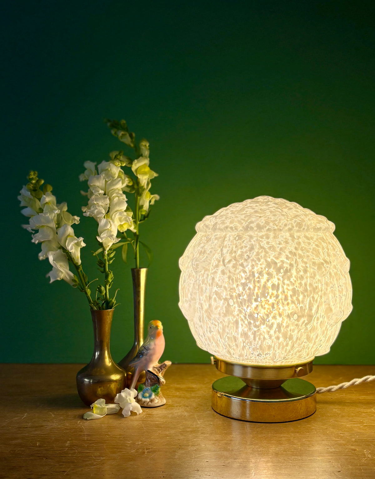 Lampe à poser globe vintage art déco en verre de Clichy blanc