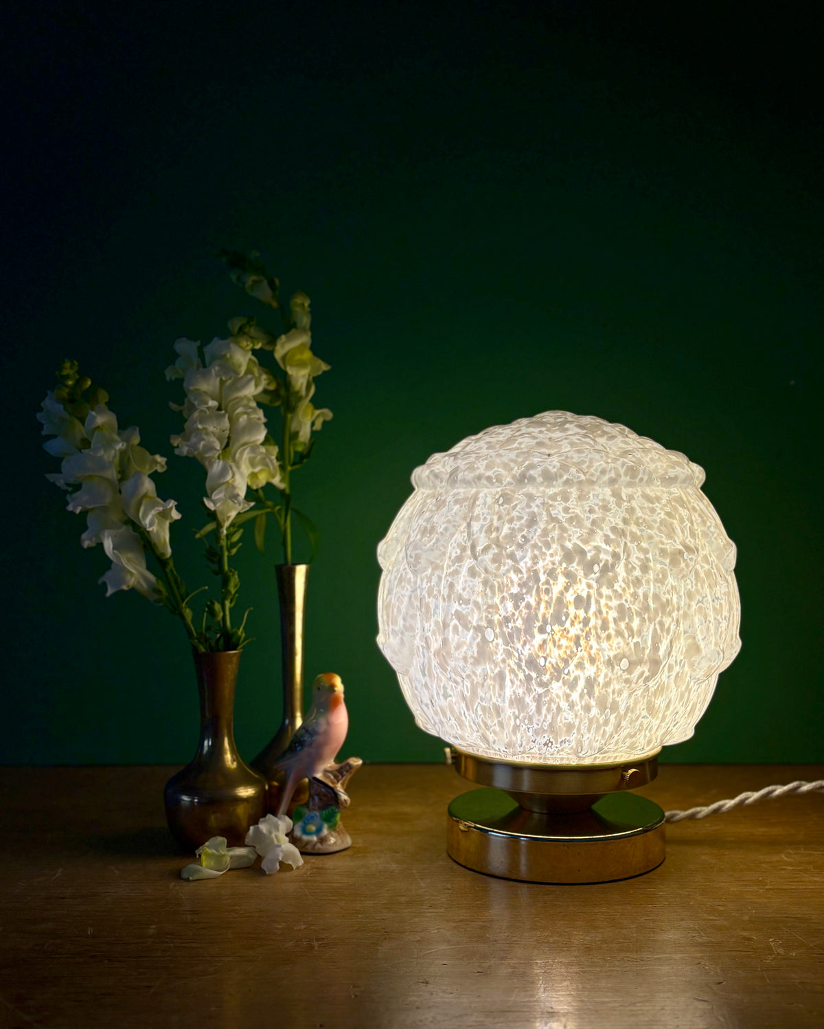 Lampe à poser globe vintage art déco en verre de Clichy blanc
