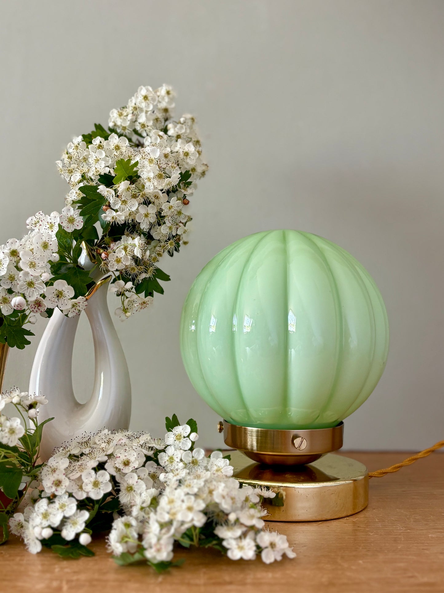 Lampe à poser globe vintage en opaline vert mint