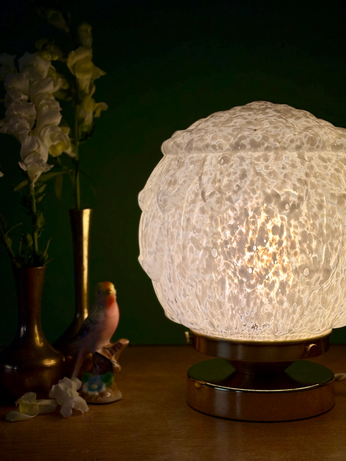 Lampe à poser globe vintage art déco en verre de Clichy blanc