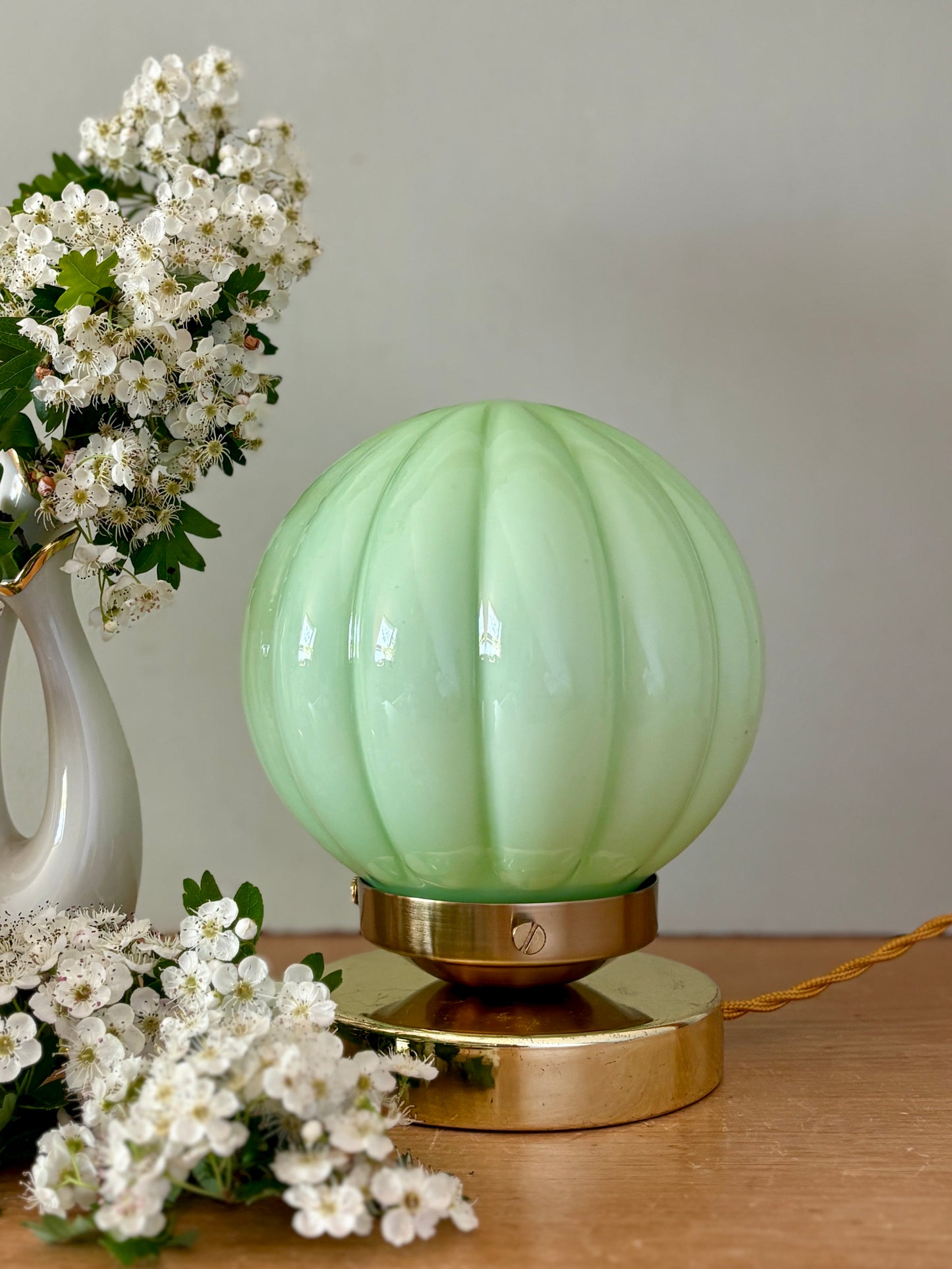 Lampe à poser globe vintage en opaline vert mint
