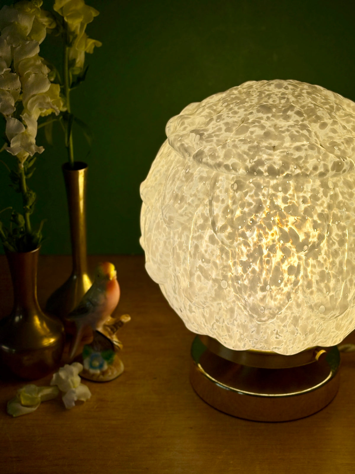 Lampe à poser globe vintage art déco en verre de Clichy blanc
