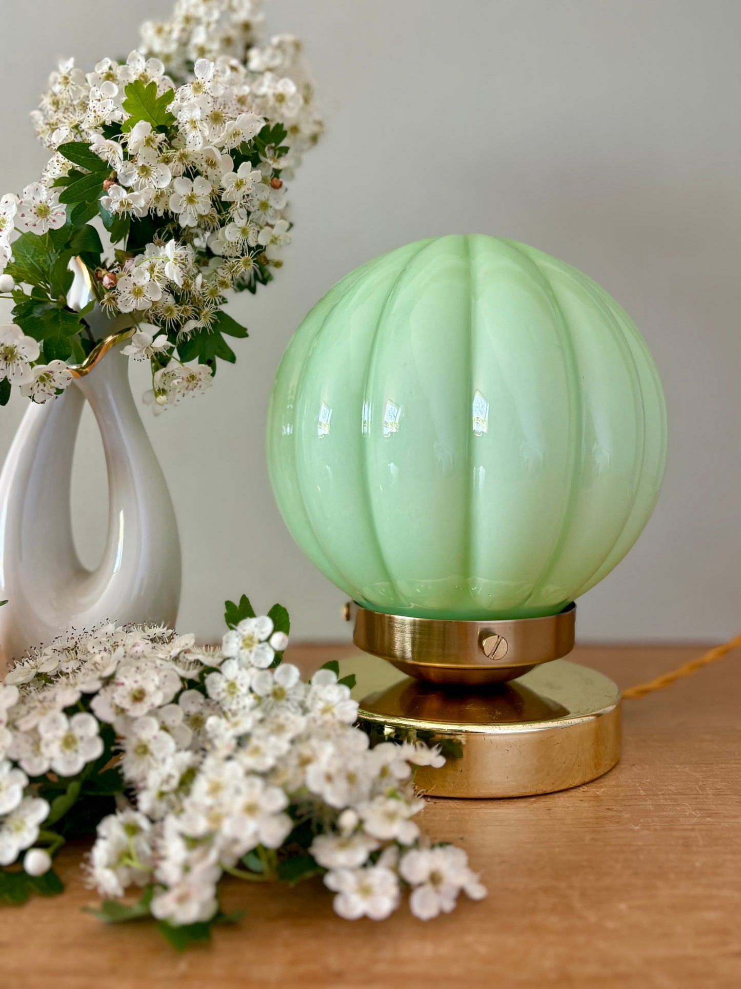 Lampe à poser globe vintage en opaline vert mint
