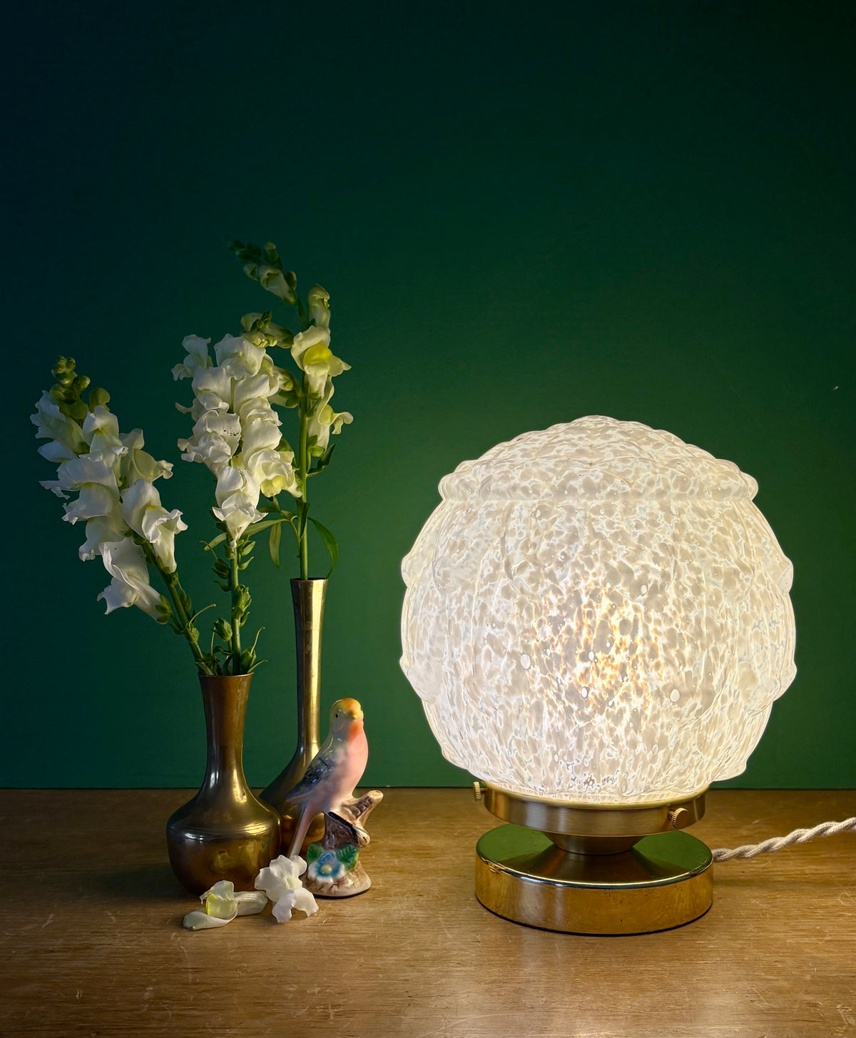 Lampe à poser globe vintage art déco en verre de Clichy blanc