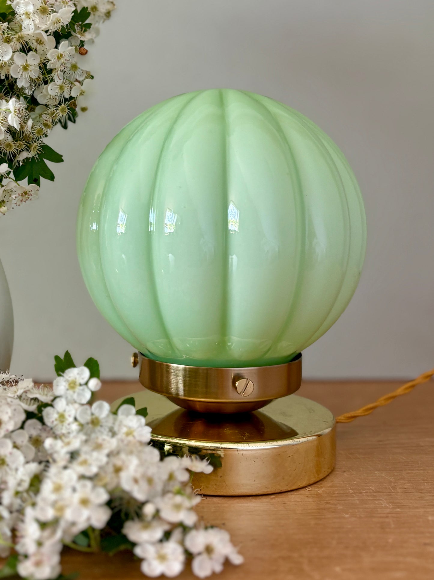 Lampe à poser globe vintage en opaline vert mint