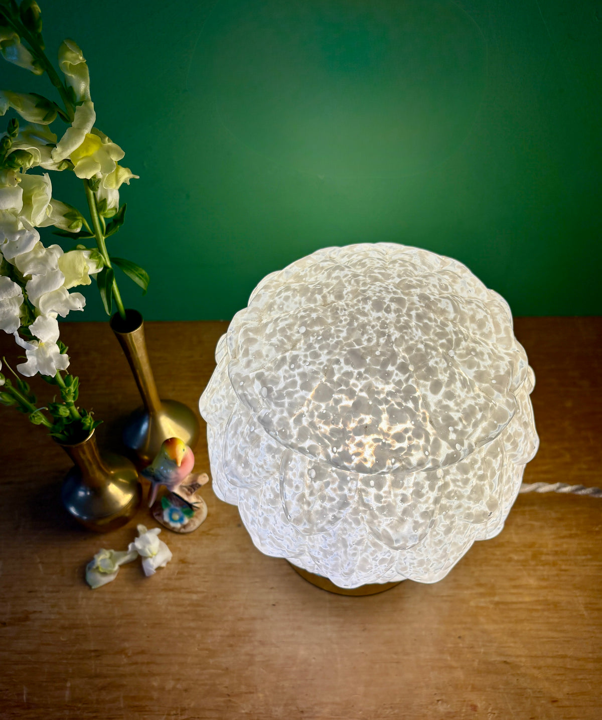 Lampe à poser globe vintage art déco en verre de Clichy blanc