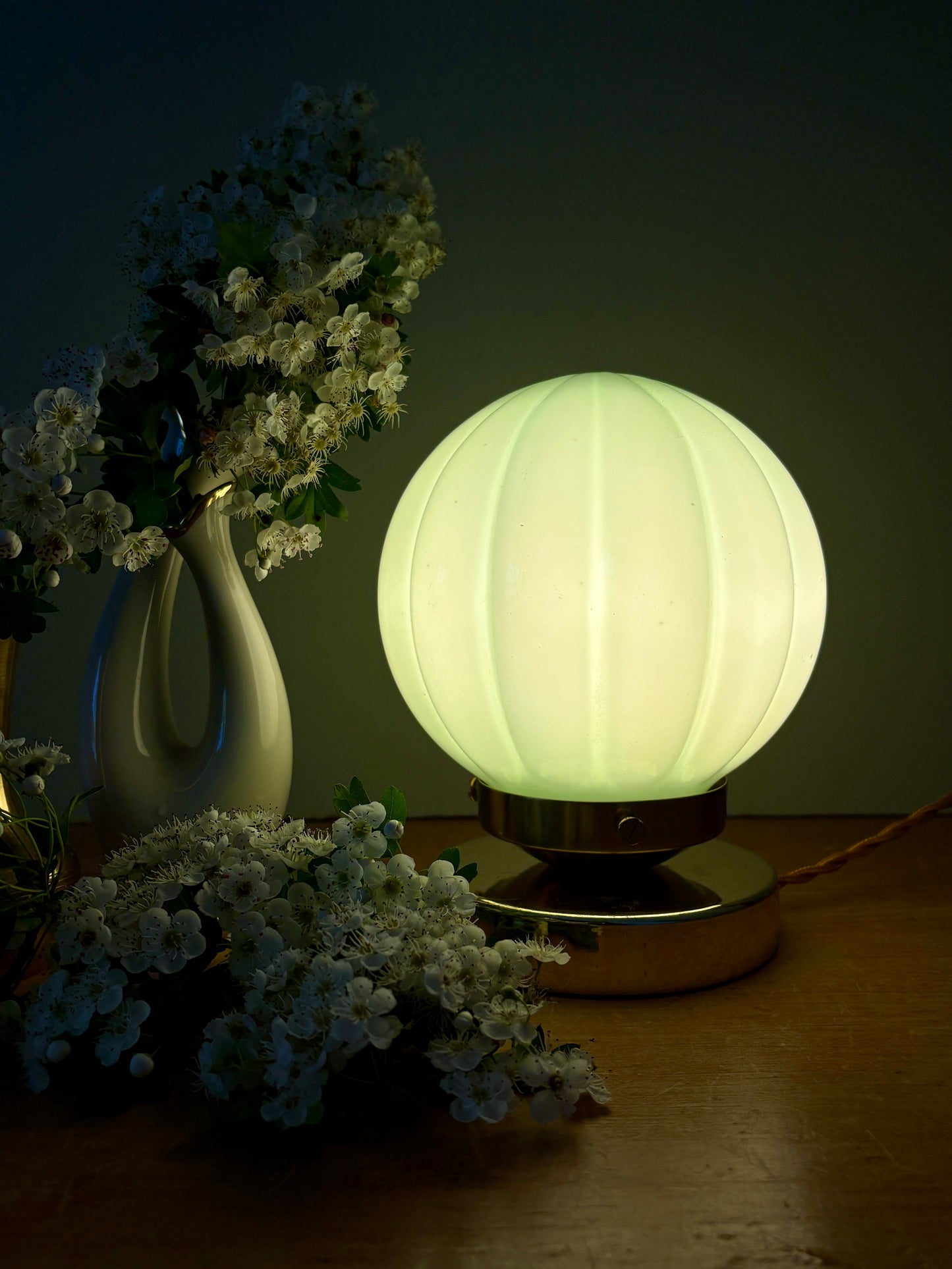 Lampe à poser globe vintage en opaline vert mint