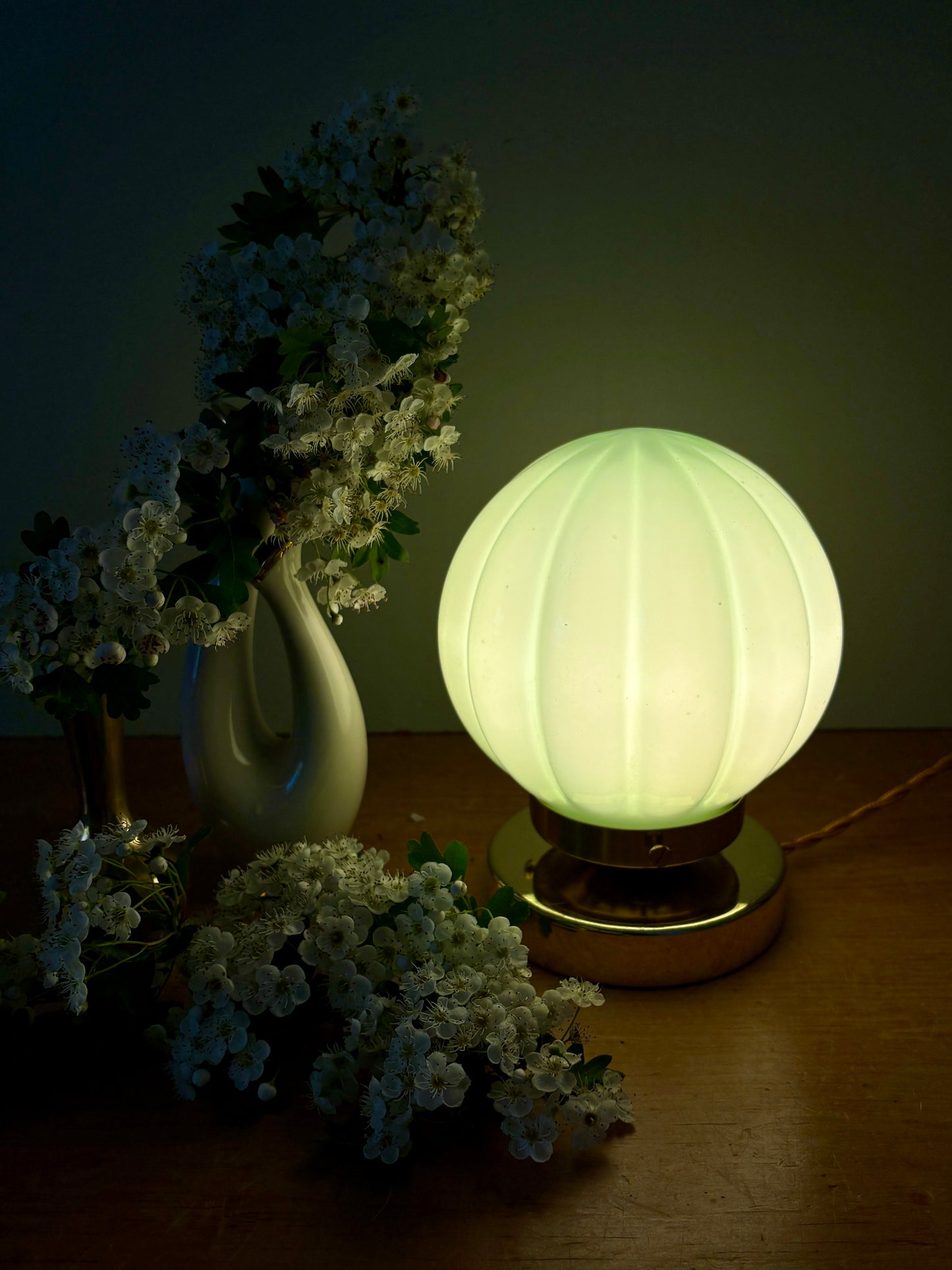 Lampe à poser globe vintage en opaline vert mint