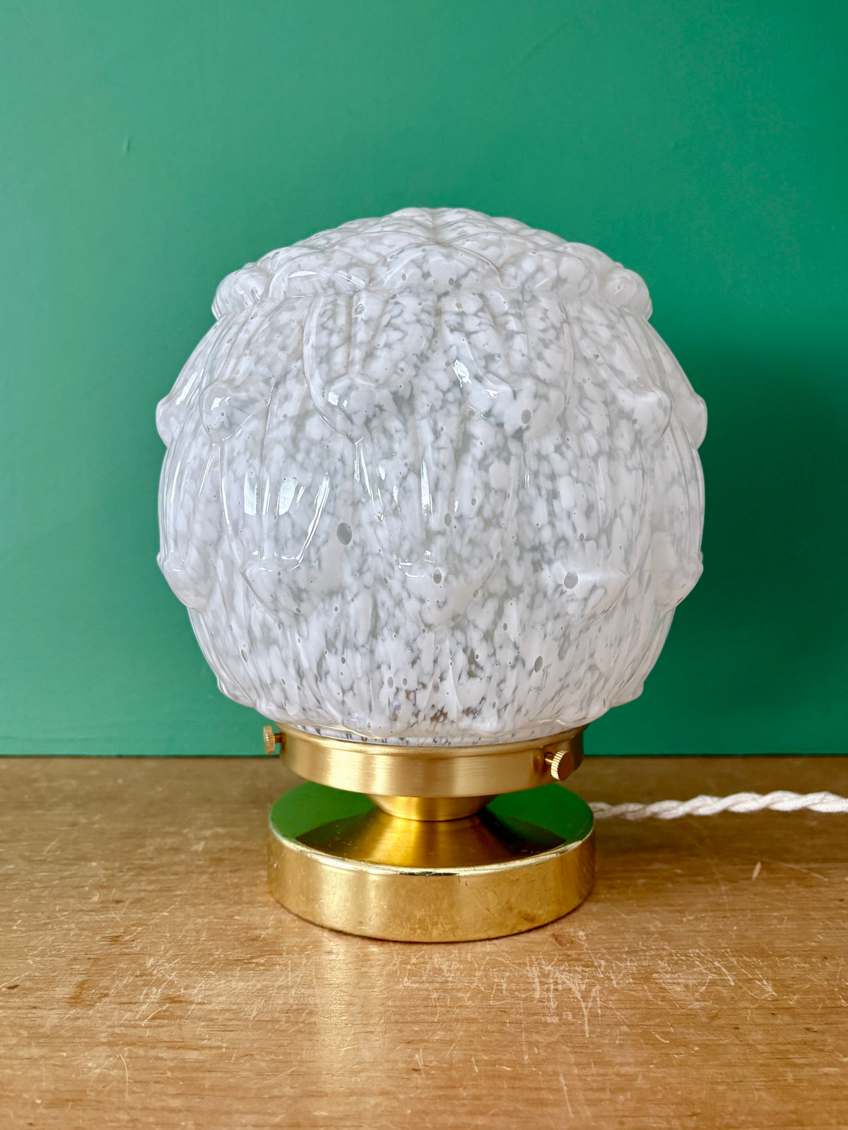 Lampe à poser globe vintage art déco en verre de Clichy blanc