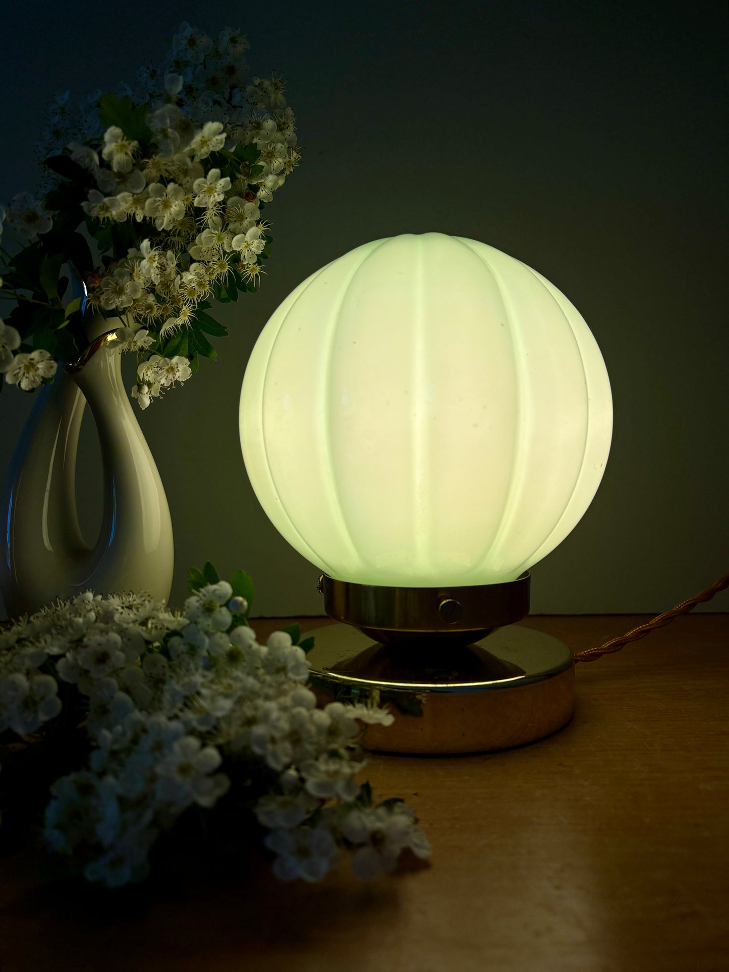 Lampe à poser globe vintage en opaline vert mint