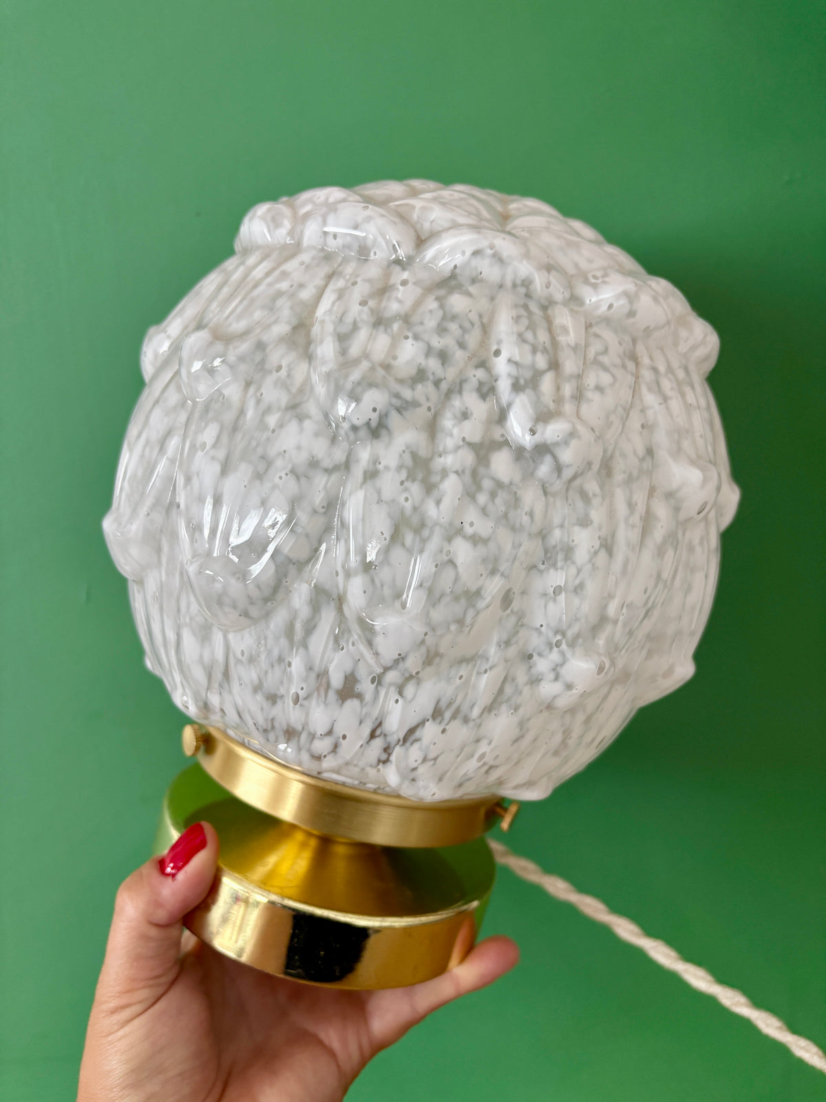 Lampe à poser globe vintage art déco en verre de Clichy blanc