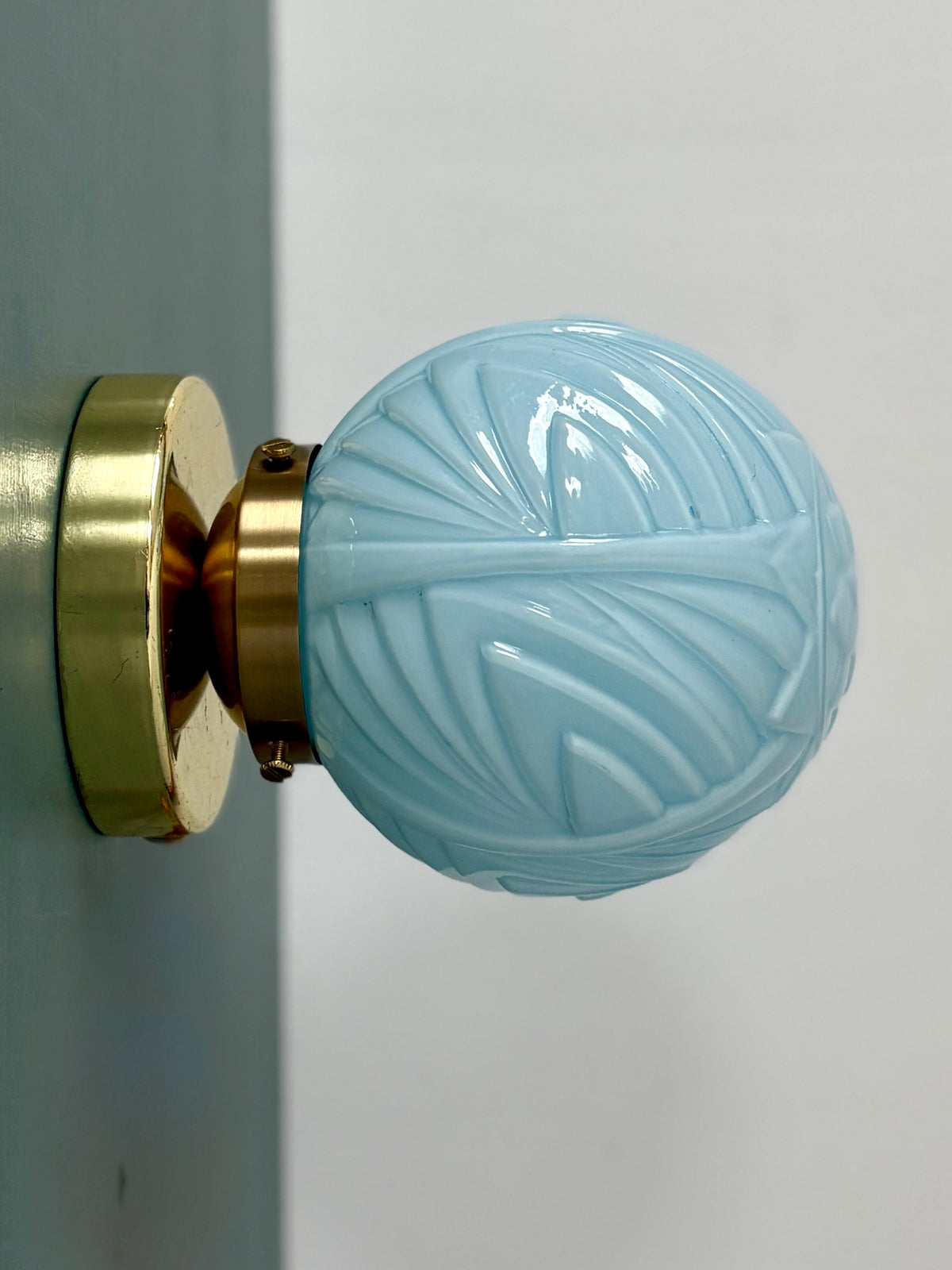 Applique globe vintage art déco en opaline bleue