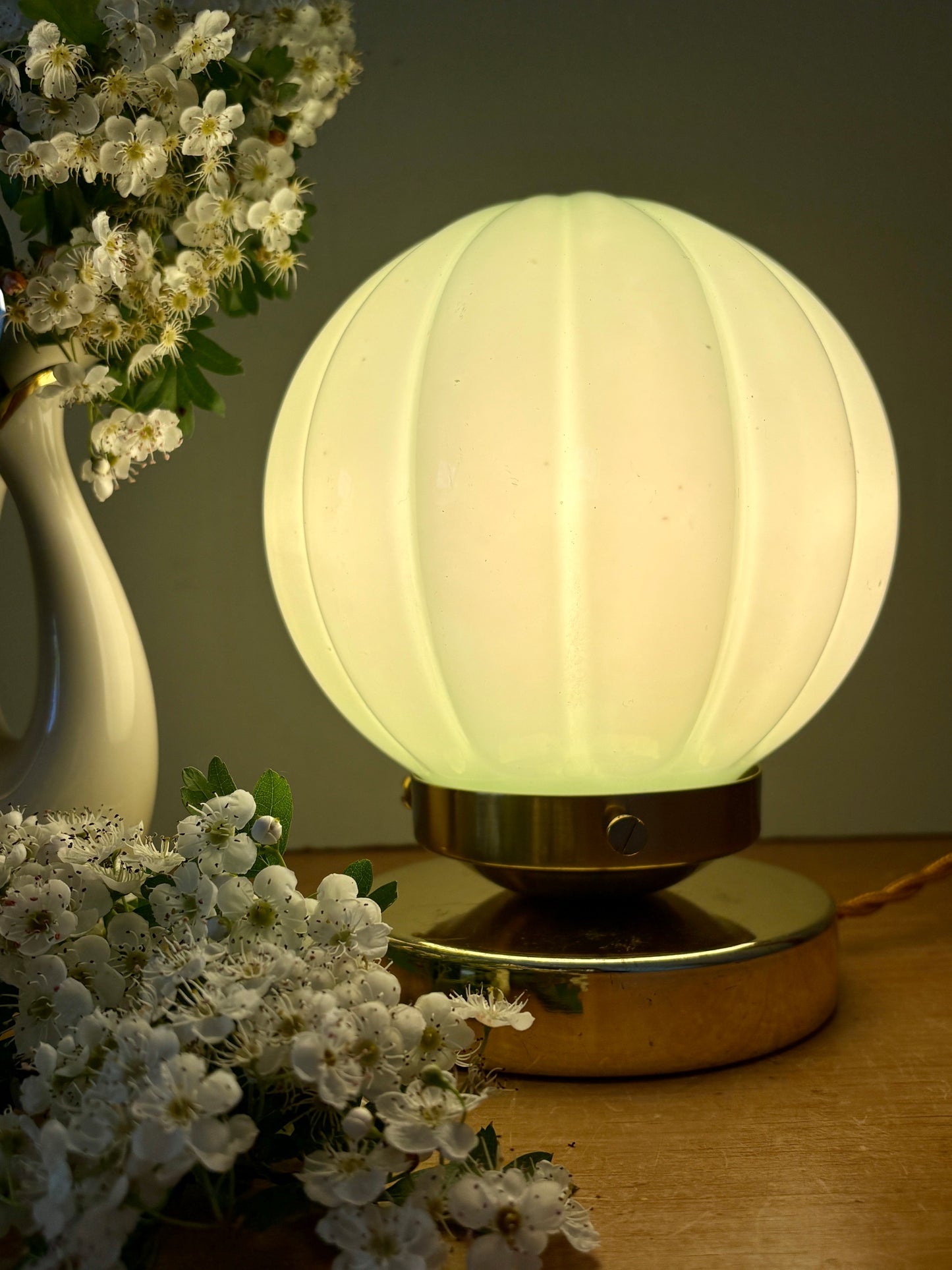 Lampe à poser globe vintage en opaline vert mint