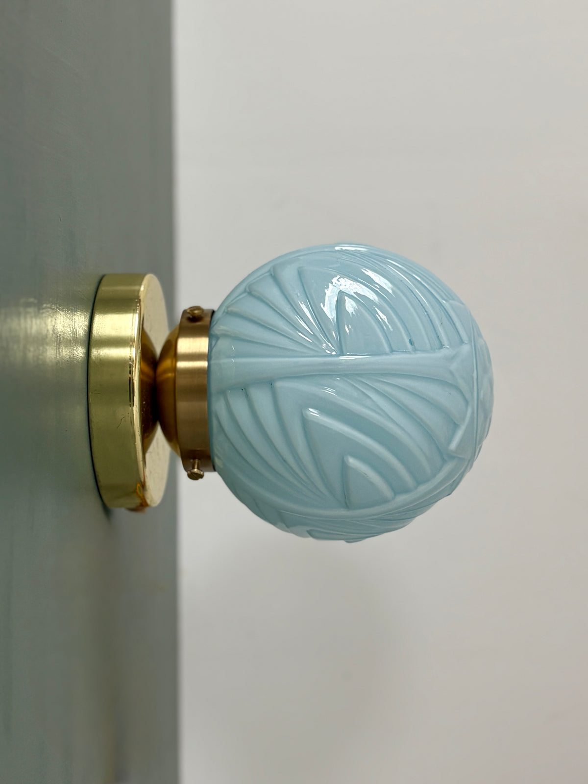 Applique globe vintage art déco en opaline bleue
