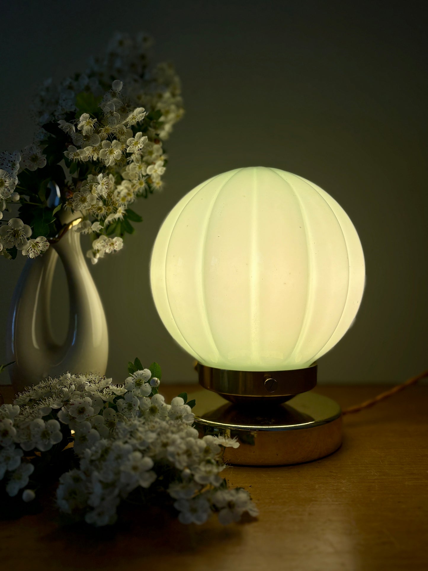 Lampe à poser globe vintage en opaline vert mint