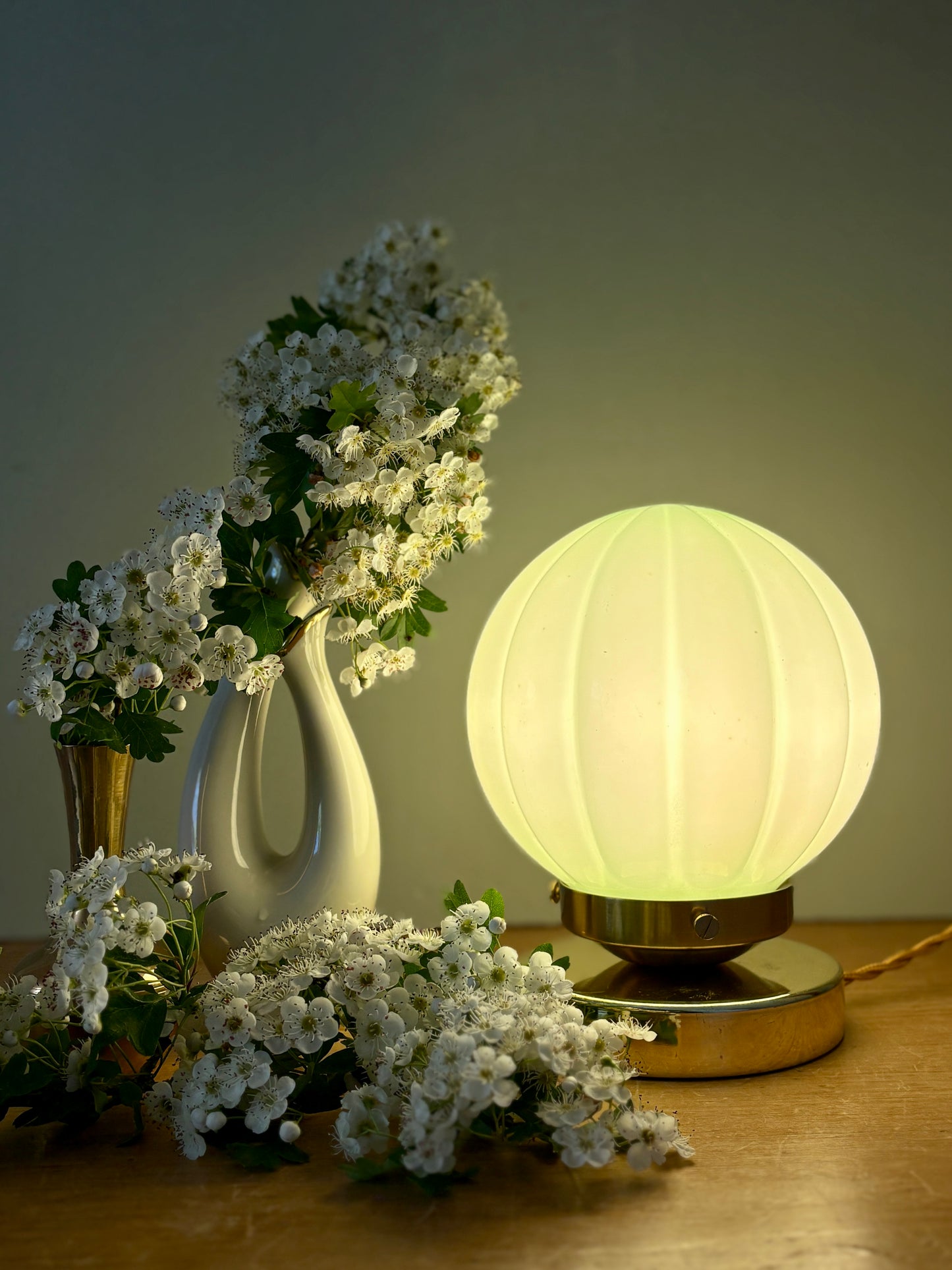 Lampe à poser globe vintage en opaline vert mint