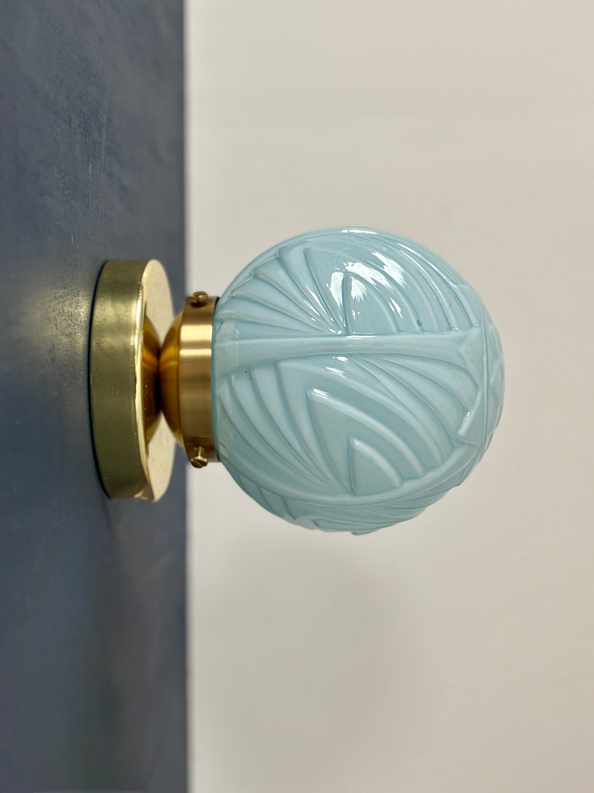 Applique globe vintage art déco en opaline bleue