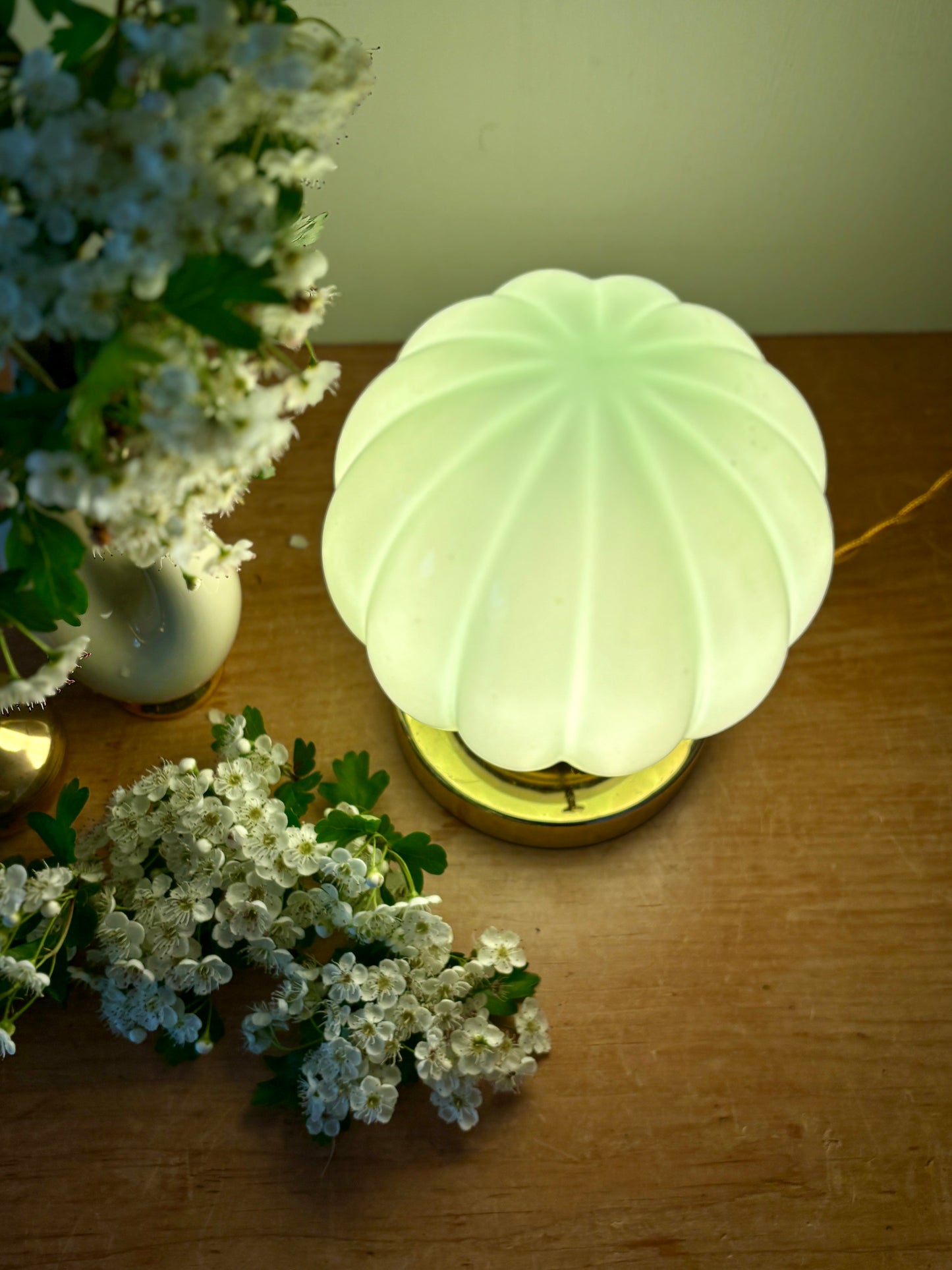 Lampe à poser globe vintage en opaline vert mint