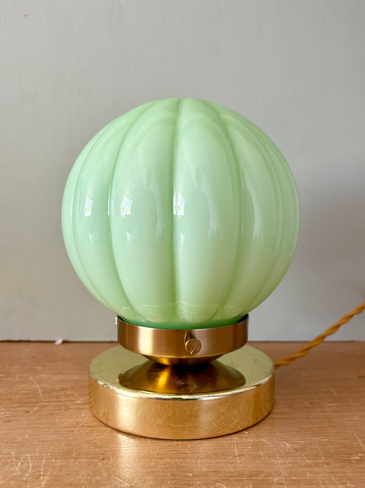 Lampe à poser globe vintage en opaline vert mint