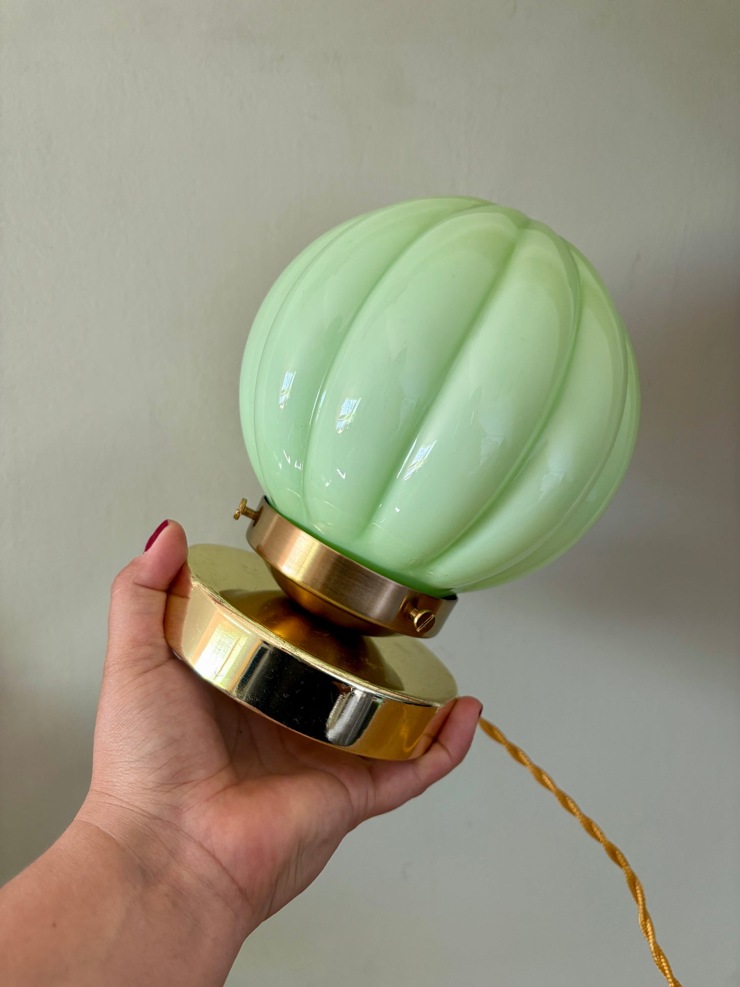 Lampe à poser globe vintage en opaline vert mint