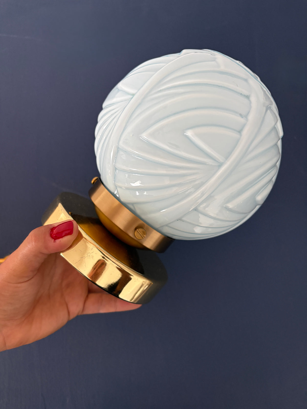 Applique globe vintage art déco en opaline bleue