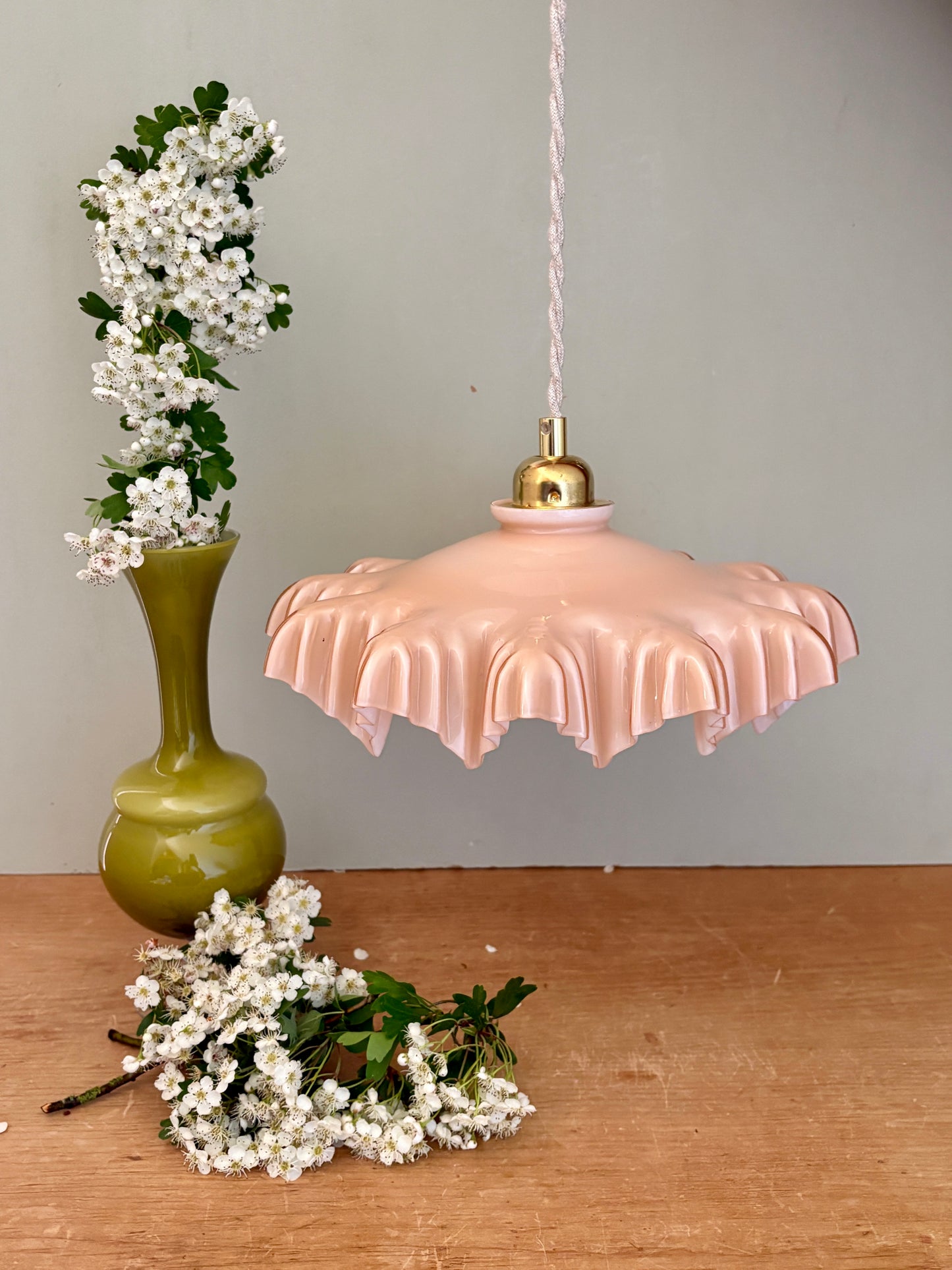Suspension abat-jour vintage en opaline rose