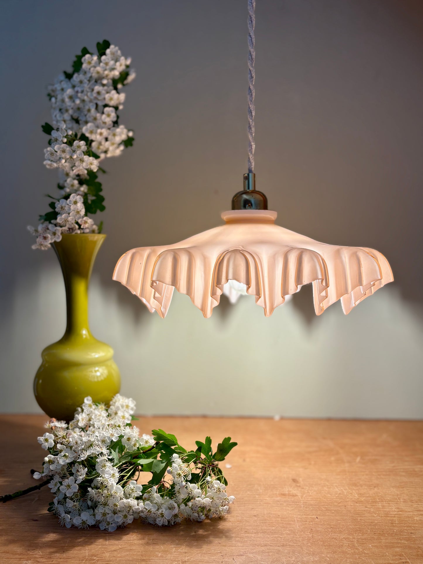 Suspension abat-jour vintage en opaline rose