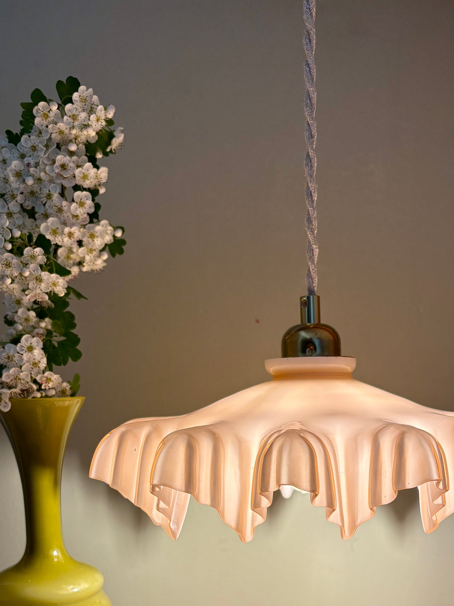 Suspension abat-jour vintage en opaline rose