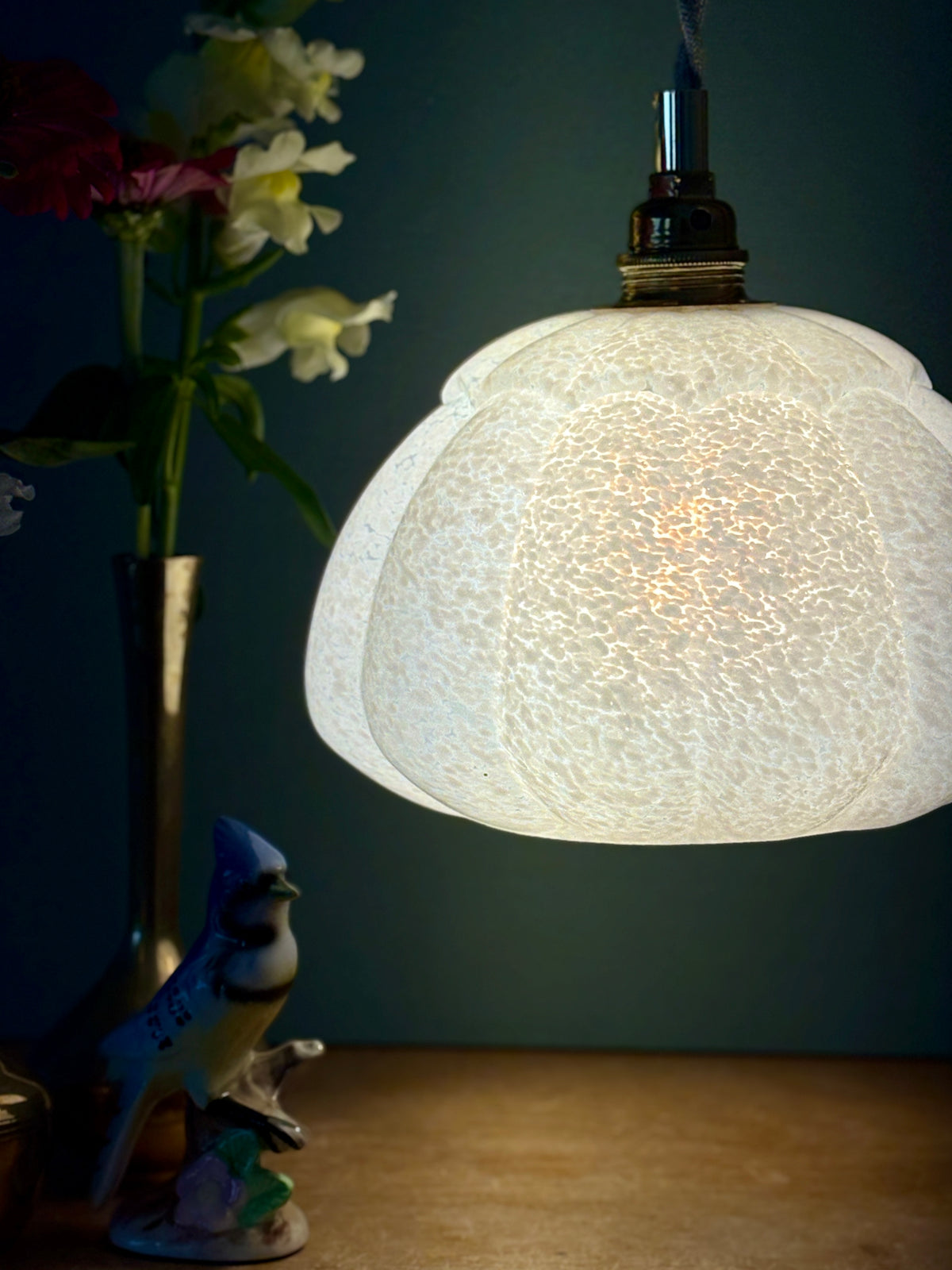 Suspension abat-jour vintage en verre de Clichy blanc