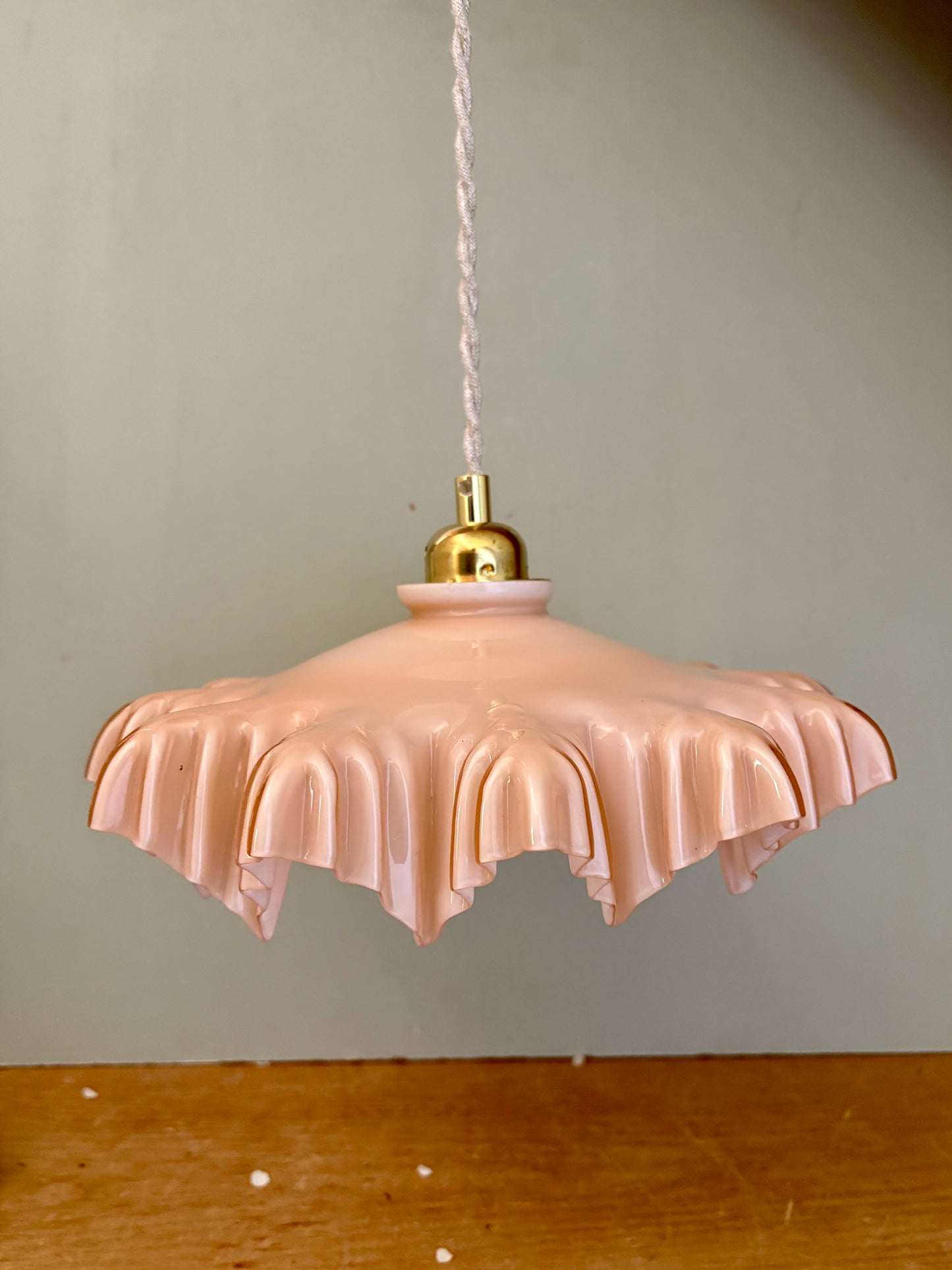 Suspension abat-jour vintage en opaline rose