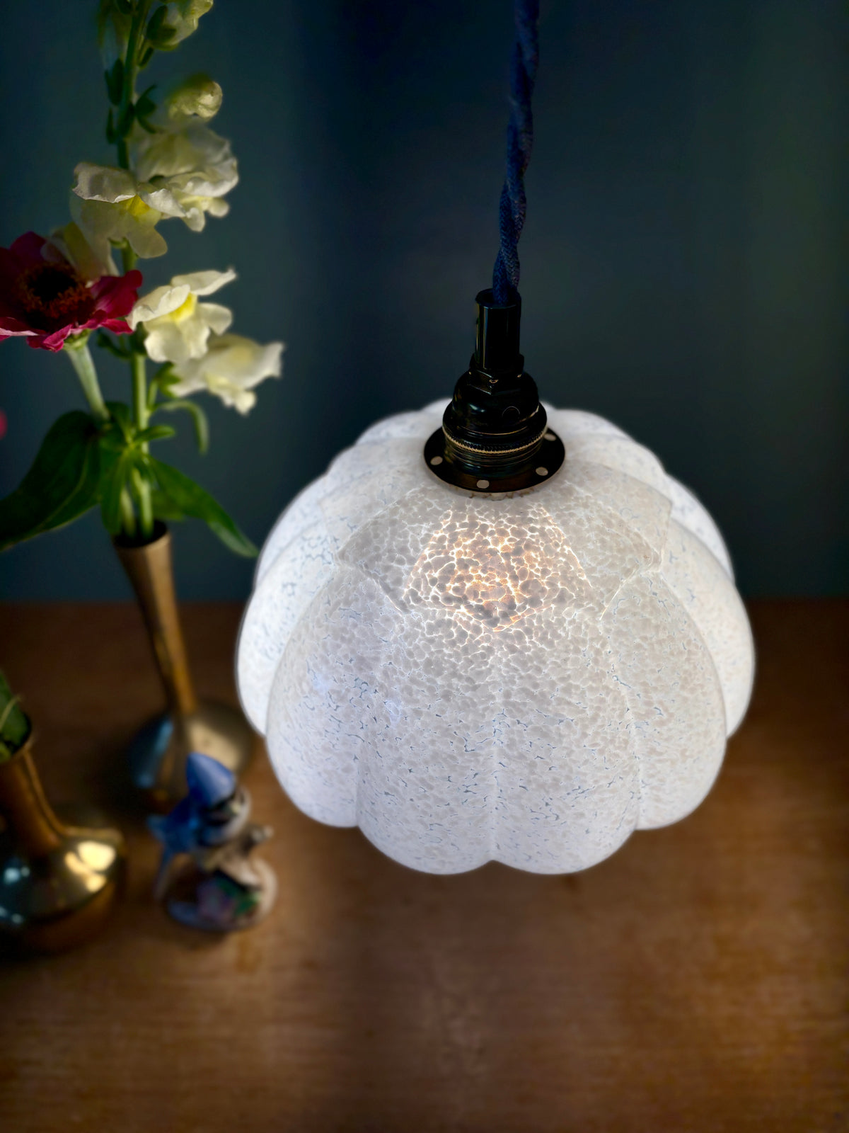 Suspension abat-jour vintage en verre de Clichy blanc