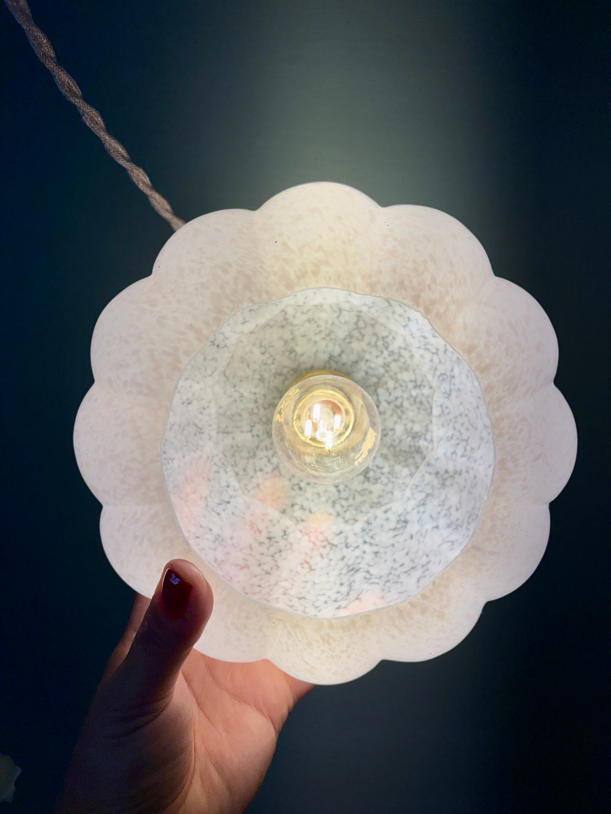 Suspension abat-jour vintage en verre de Clichy blanc