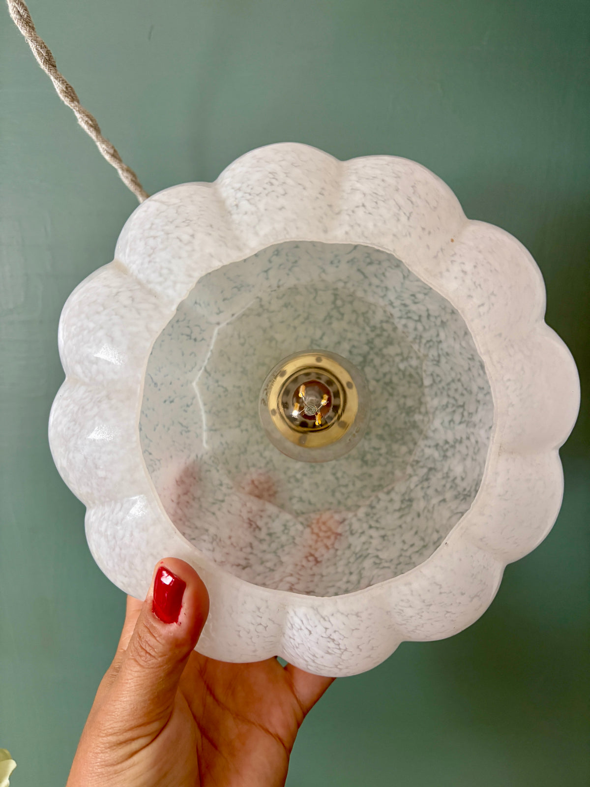 Suspension abat-jour vintage en verre de Clichy blanc