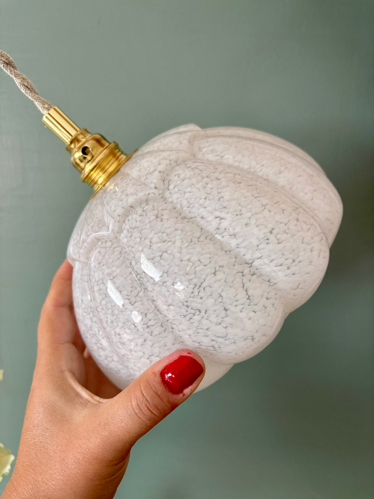 Suspension abat-jour vintage en verre de Clichy blanc