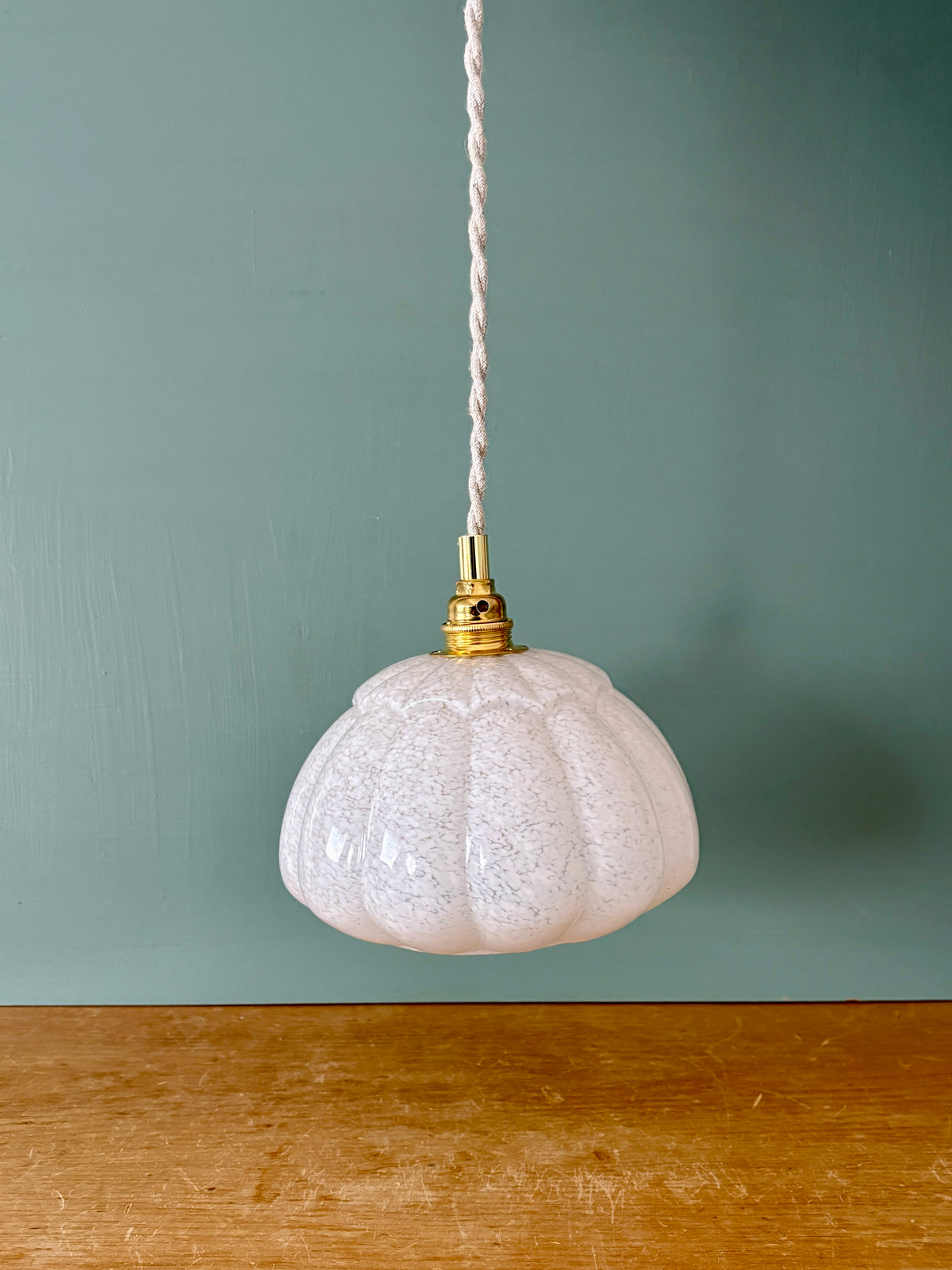 Suspension abat-jour vintage en verre de Clichy blanc