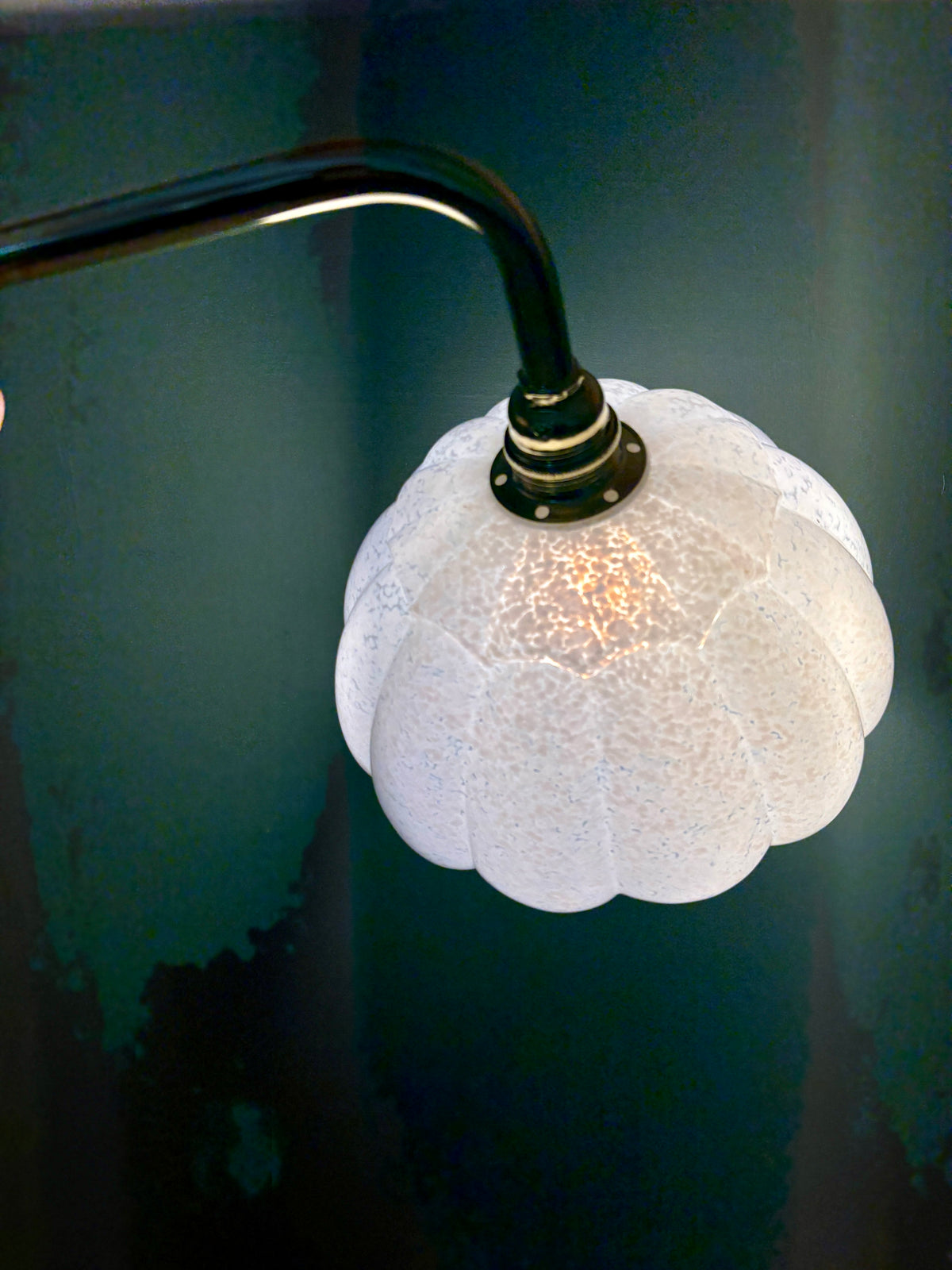 Applique coudée globe vintage en verre de clichy Blanc