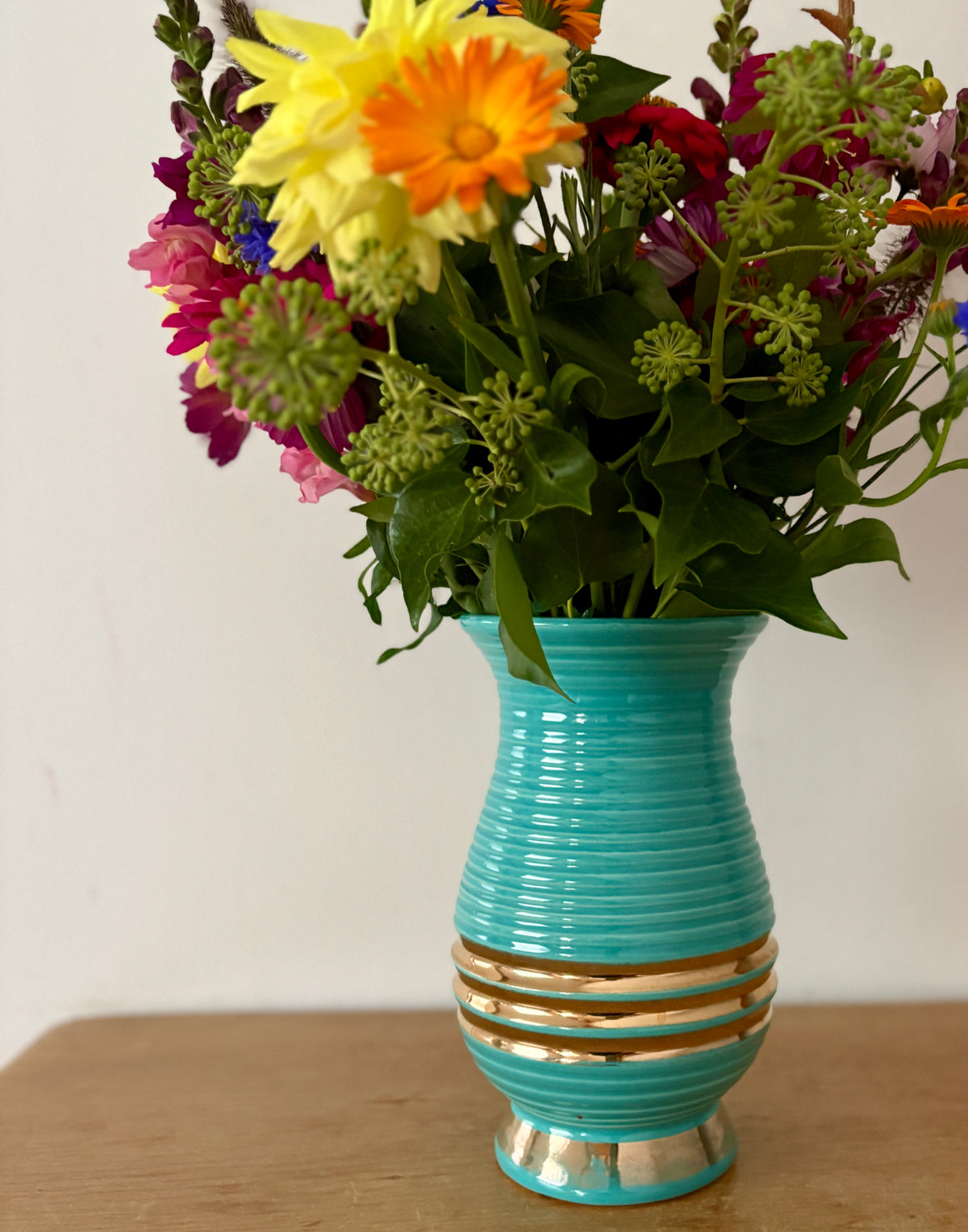 Vase vintage art déco en céramique bleue et dorée