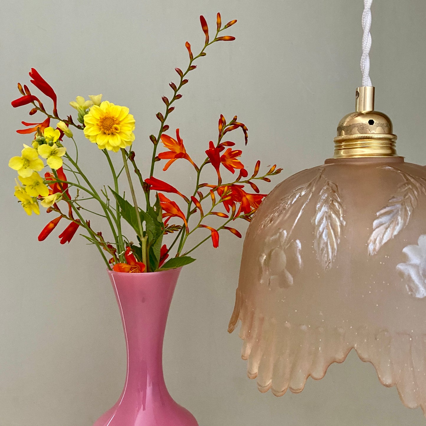 Suspension abat-jour vintage en verre dépoli rose