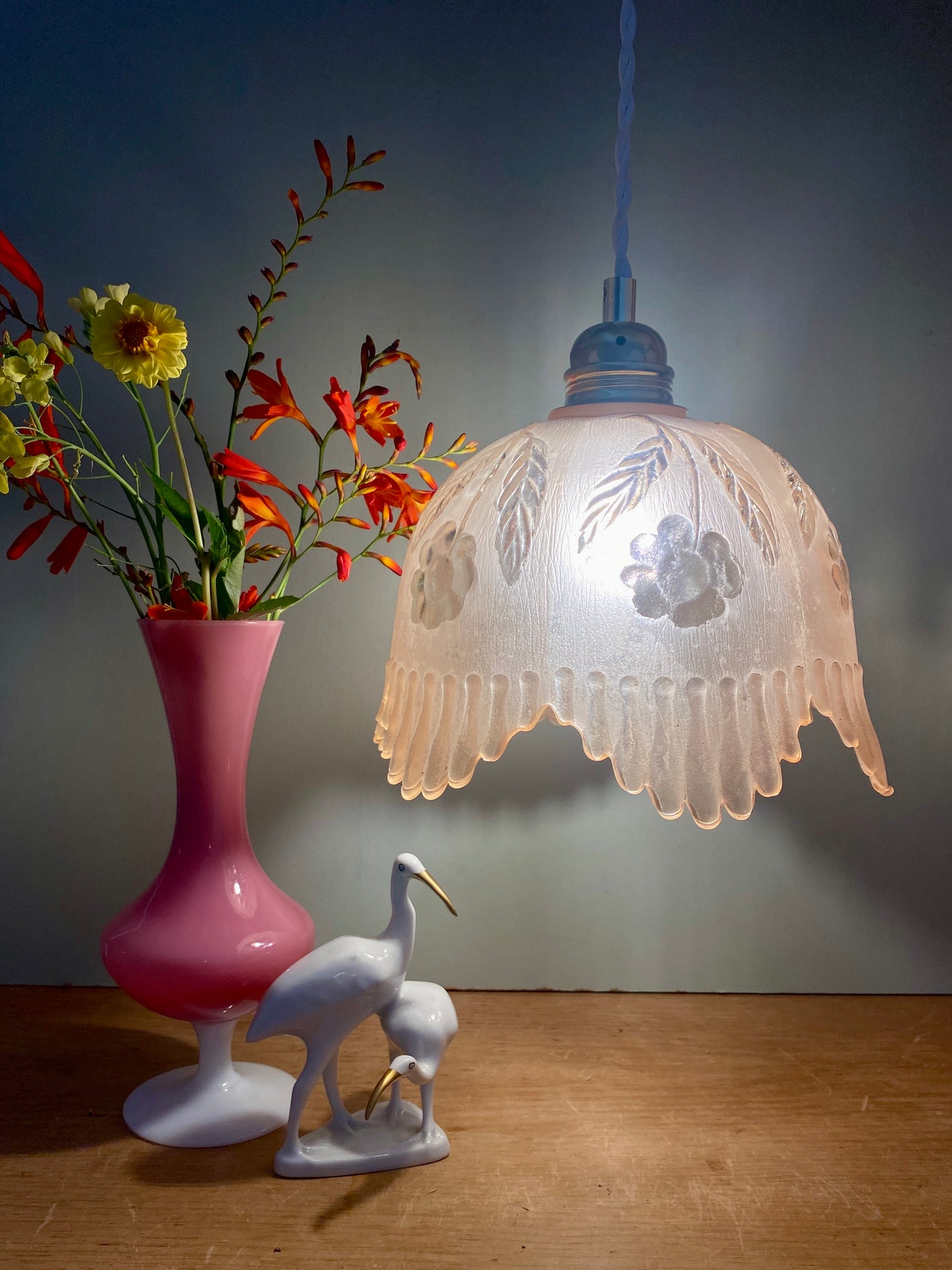 Suspension abat-jour vintage en verre dépoli rose