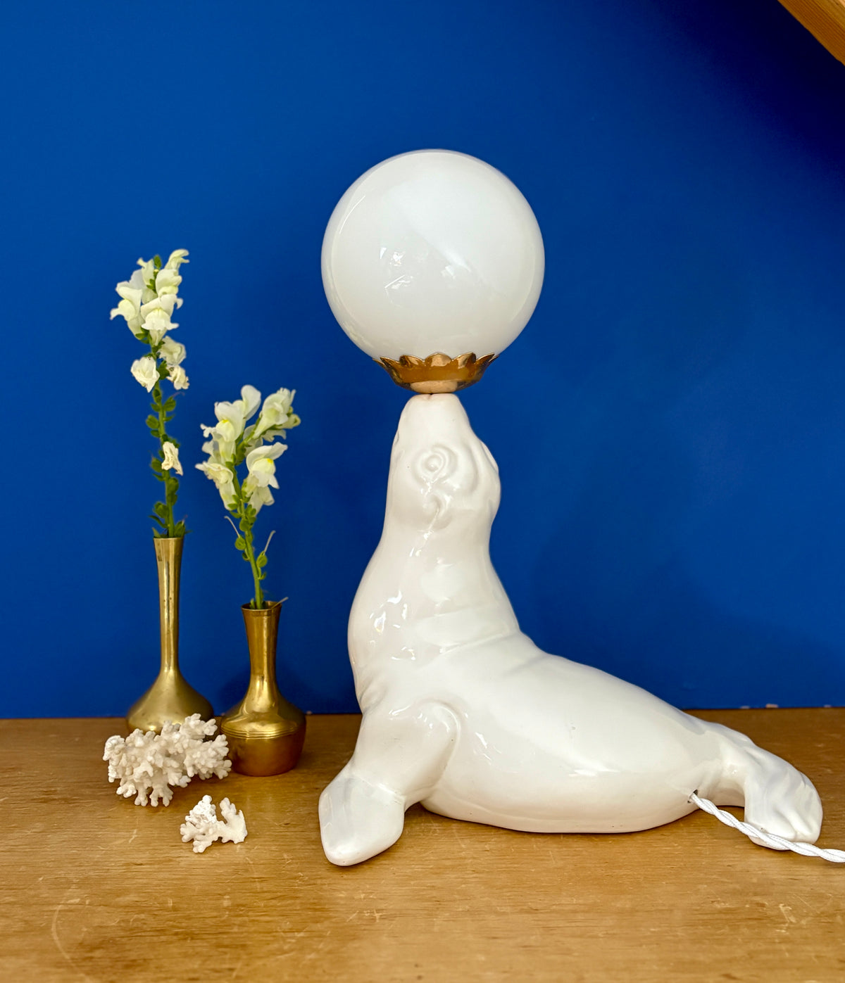 Lampe vintage otarie en céramique blanche et opaline