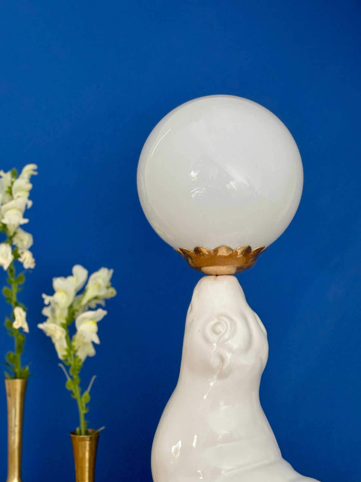 Lampe vintage otarie en céramique blanche et opaline