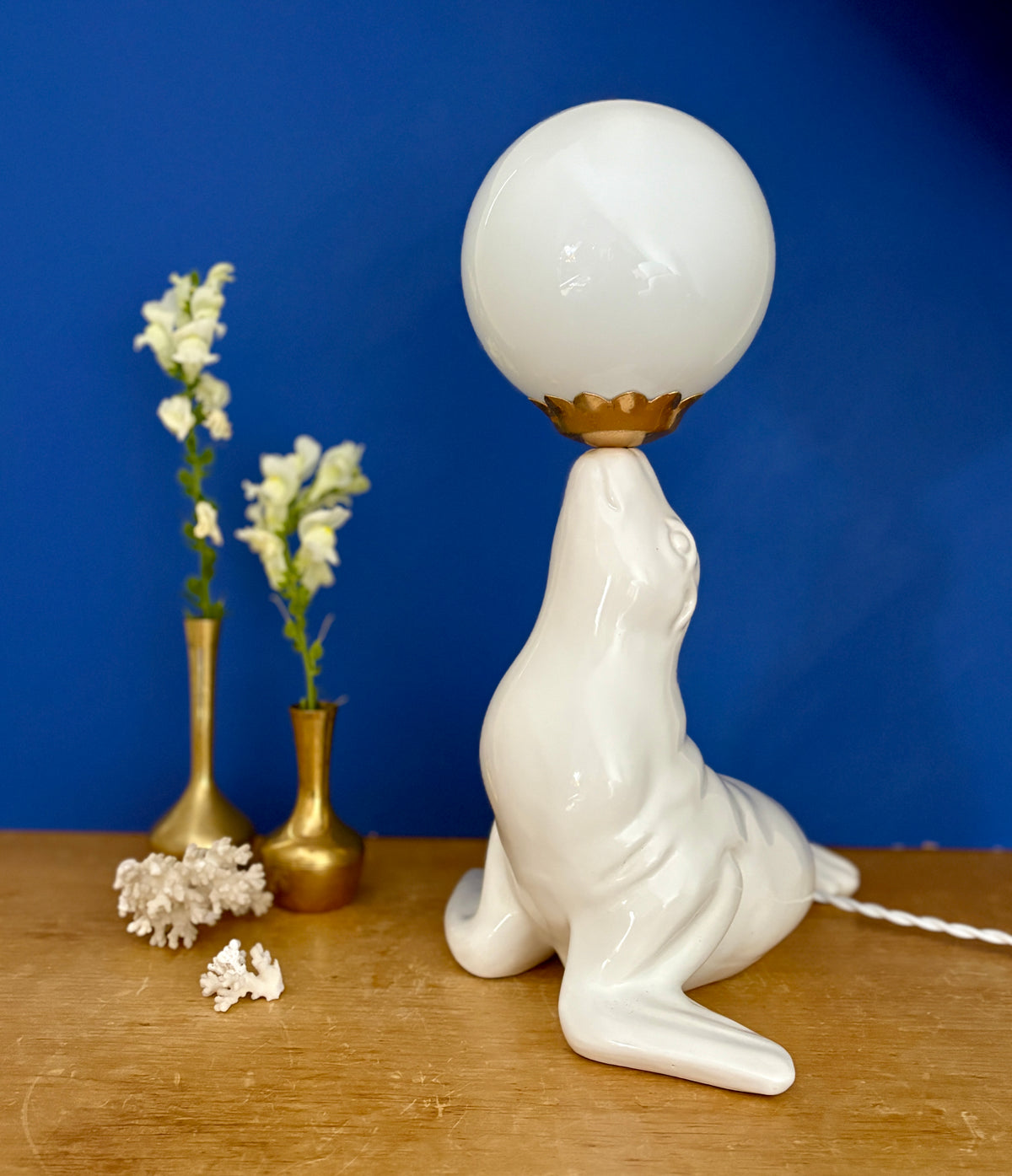 Lampe vintage otarie en céramique blanche et opaline