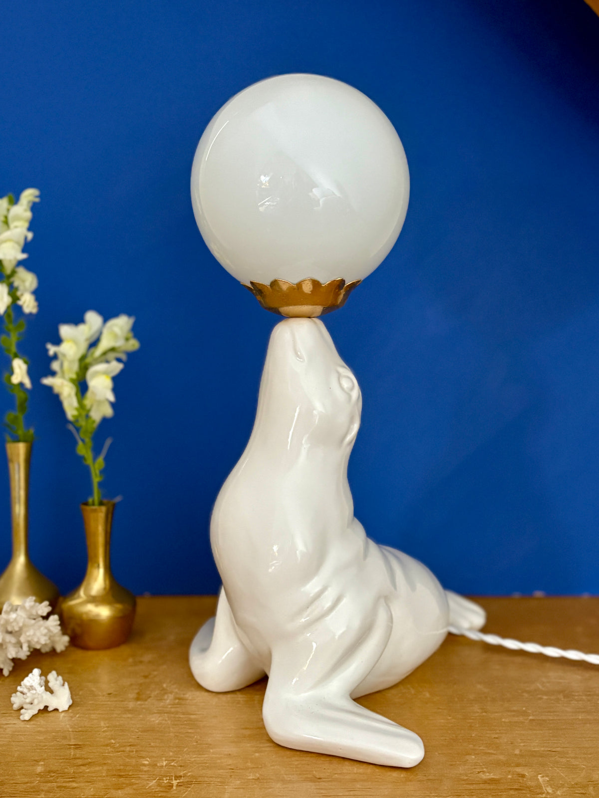 Lampe vintage otarie en céramique blanche et opaline