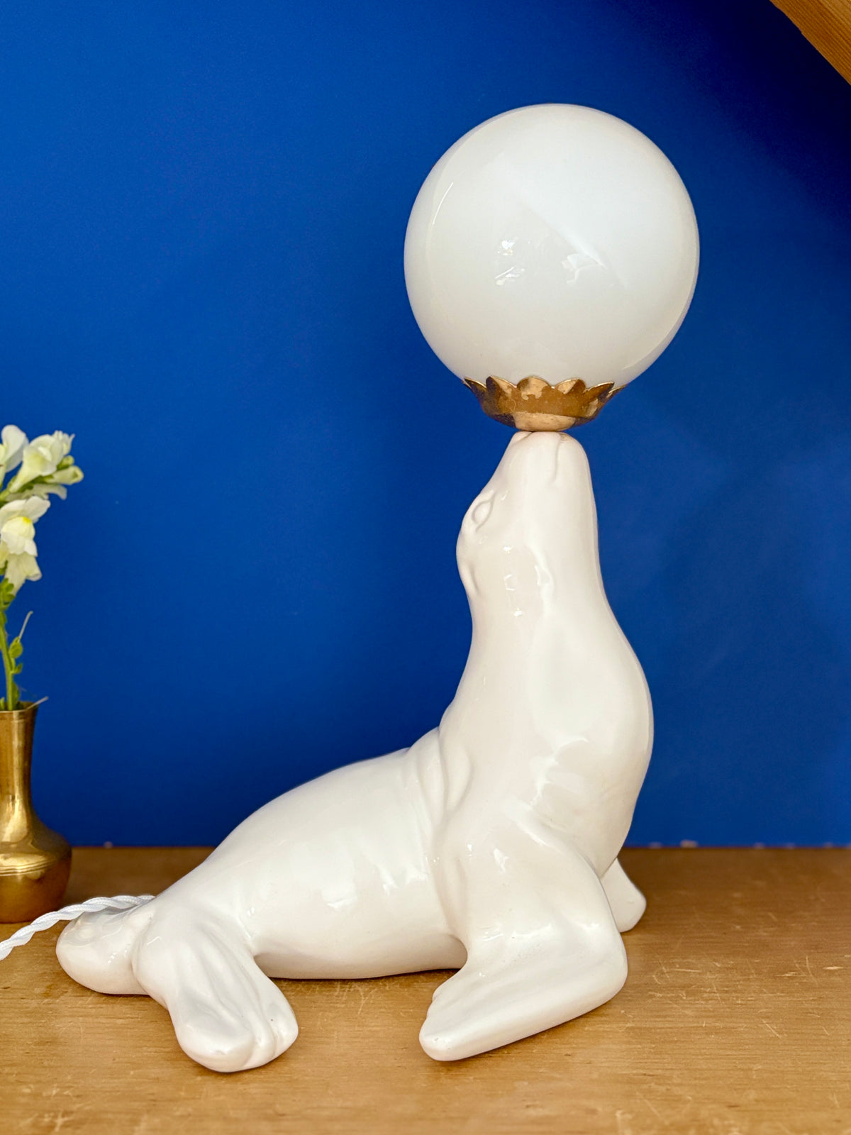 Lampe vintage otarie en céramique blanche et opaline