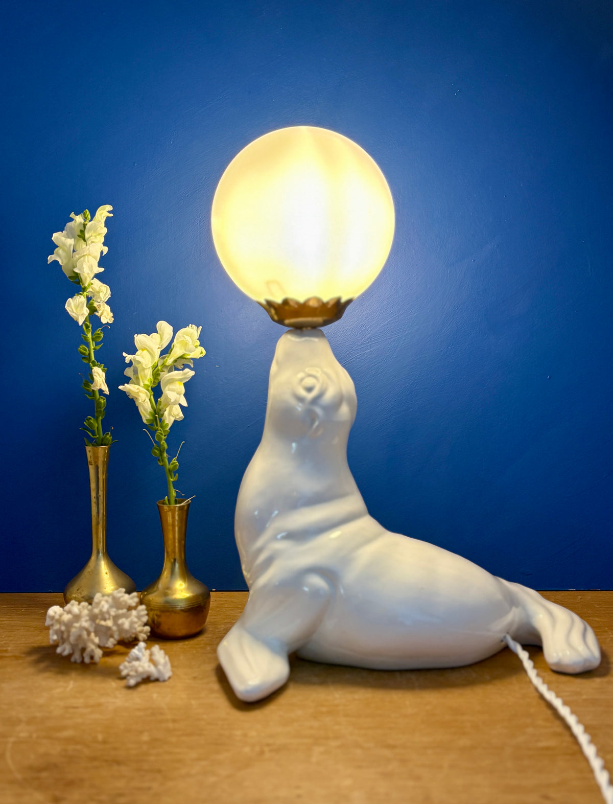 Lampe vintage otarie en céramique blanche et opaline